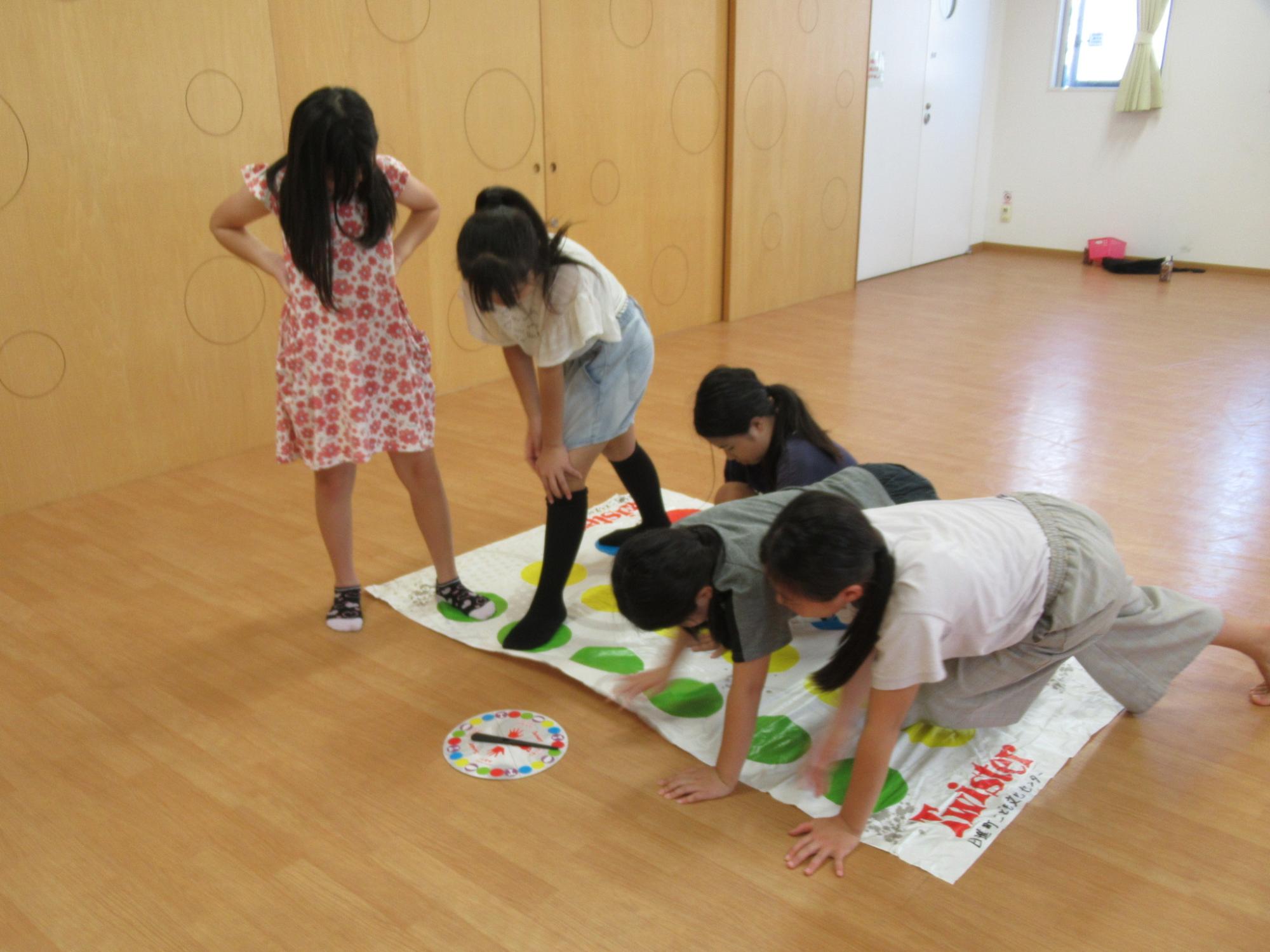 集会室でツイスターをしている写真