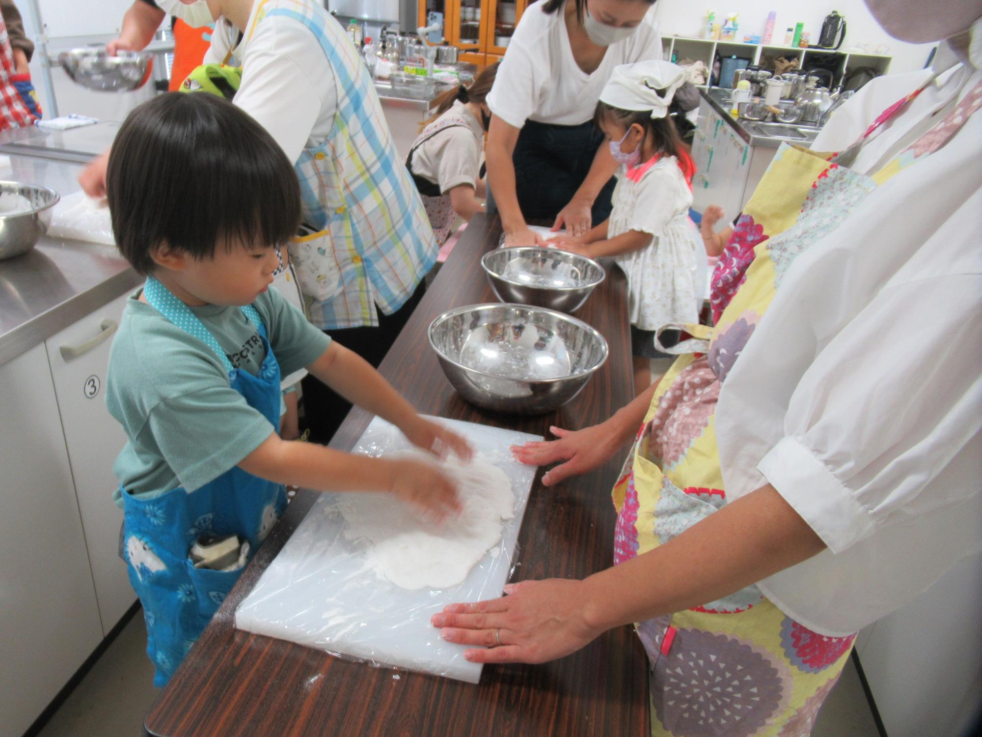うどん作りの写真