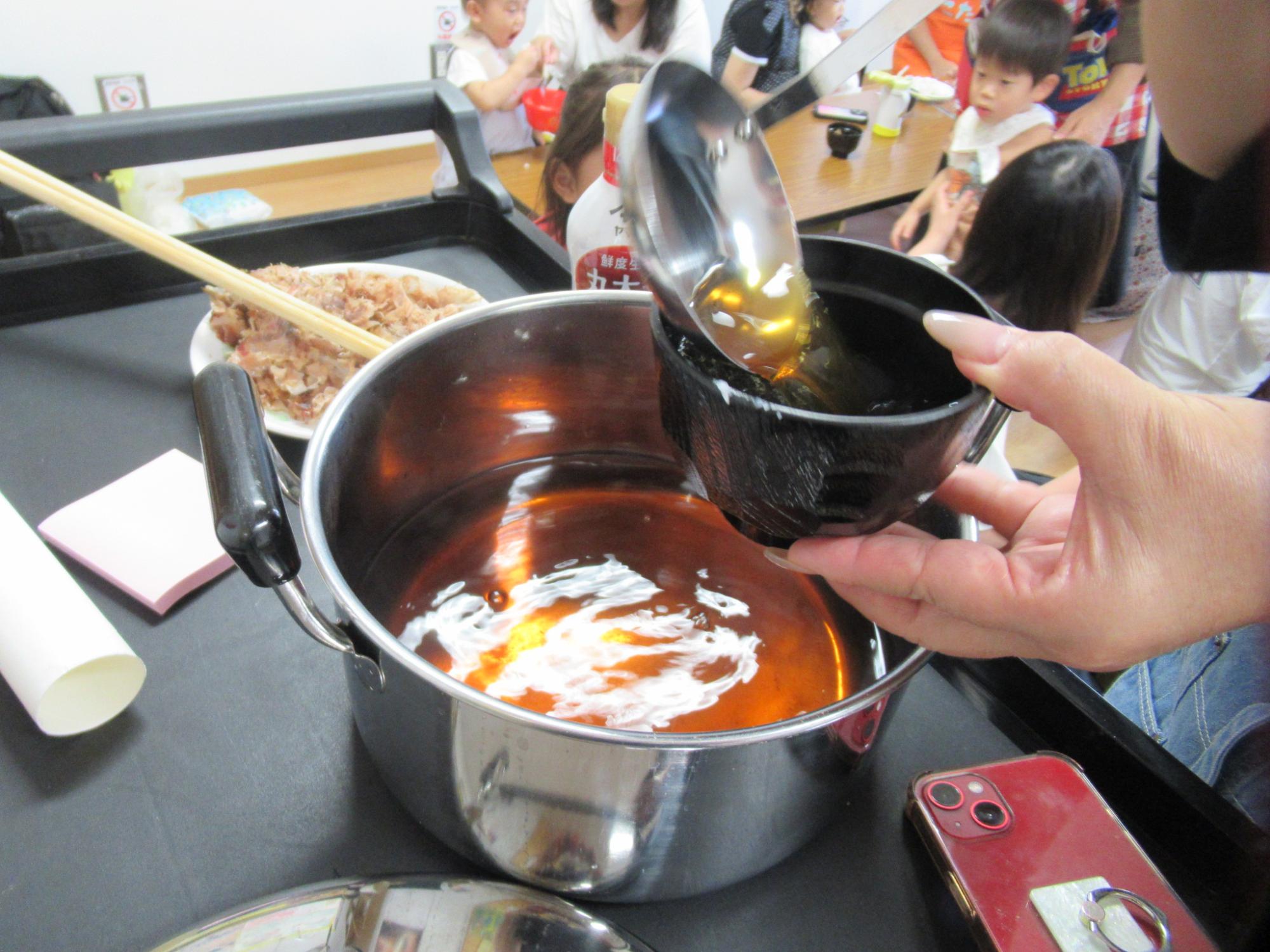 美味しそうなうどんのつゆの写真