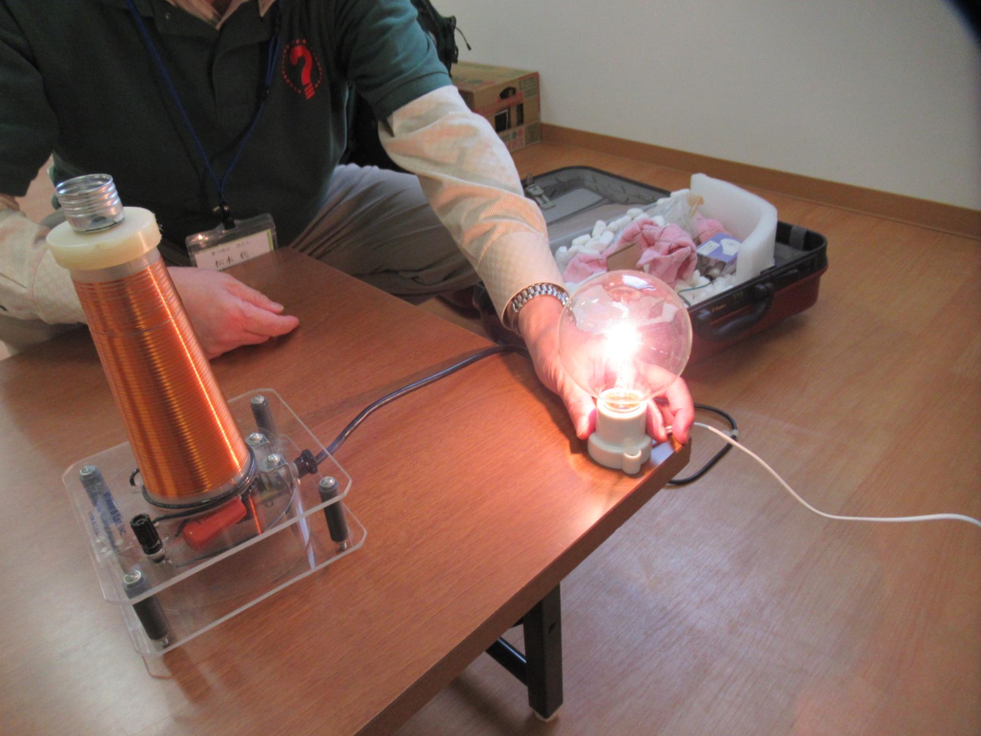 電気装置に明かりが点いた写真