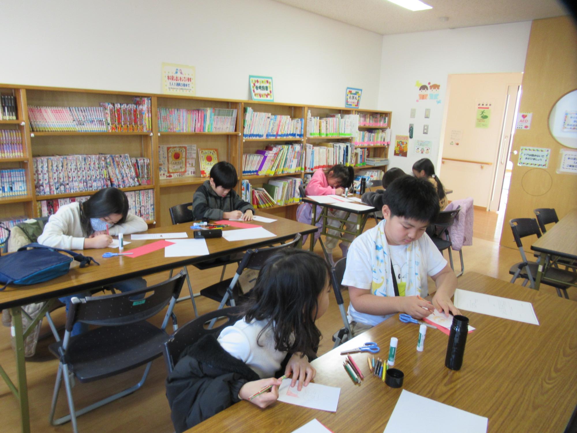 クリスマスカードを作っている子どもたちの写真