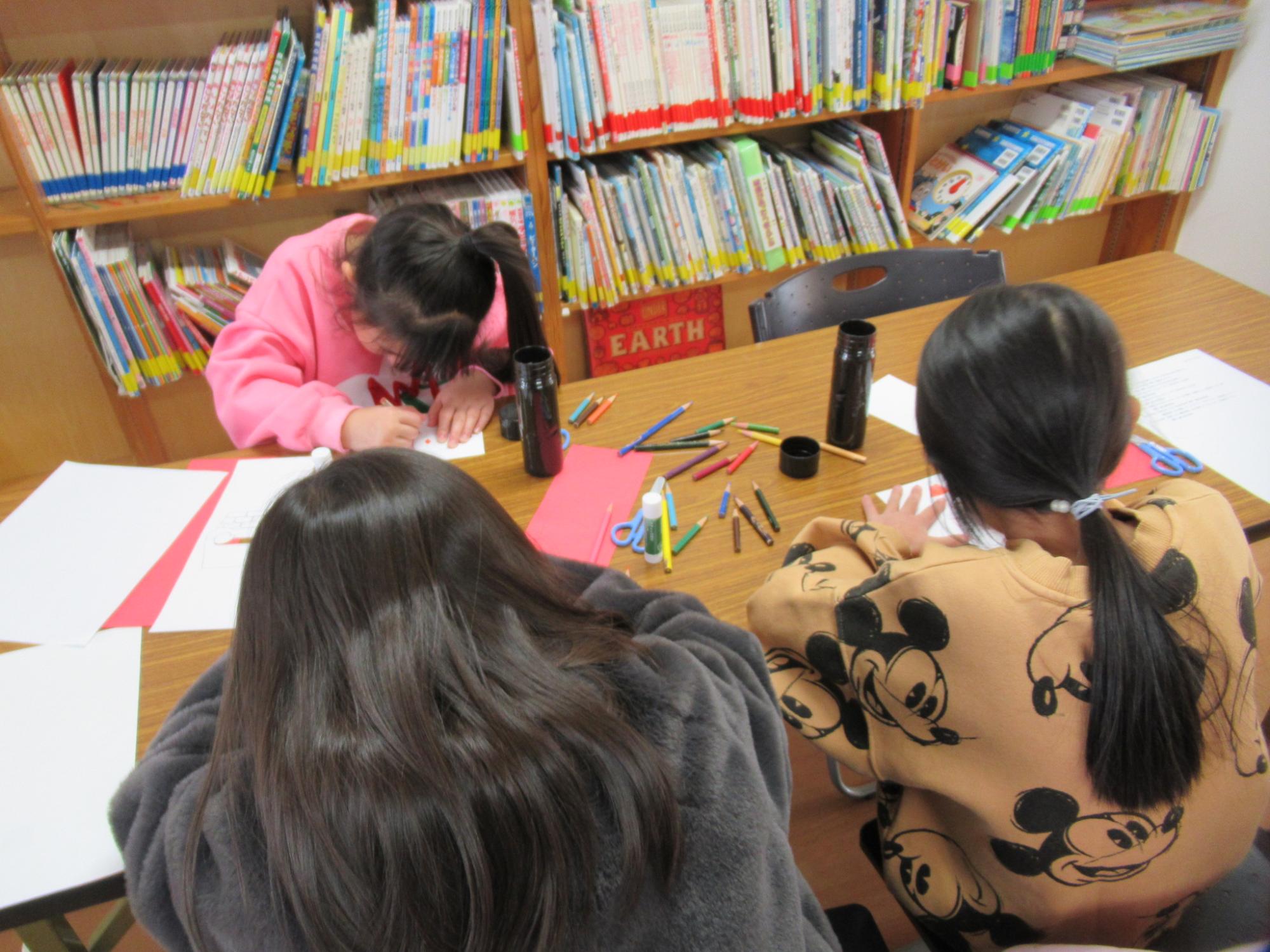 クリスマスカードを作っている子どもたちの写真