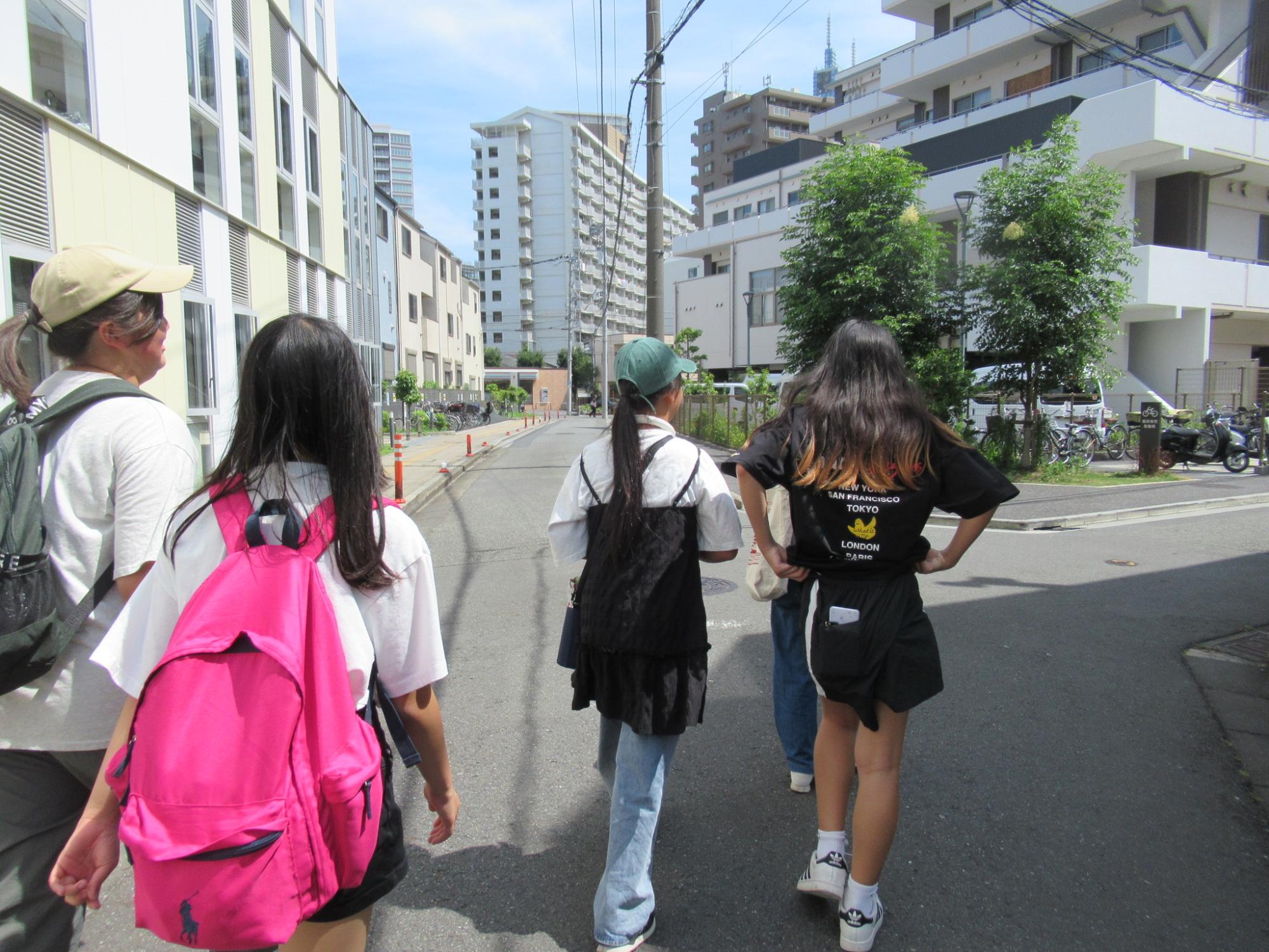 小学生が歩いている様子の写真