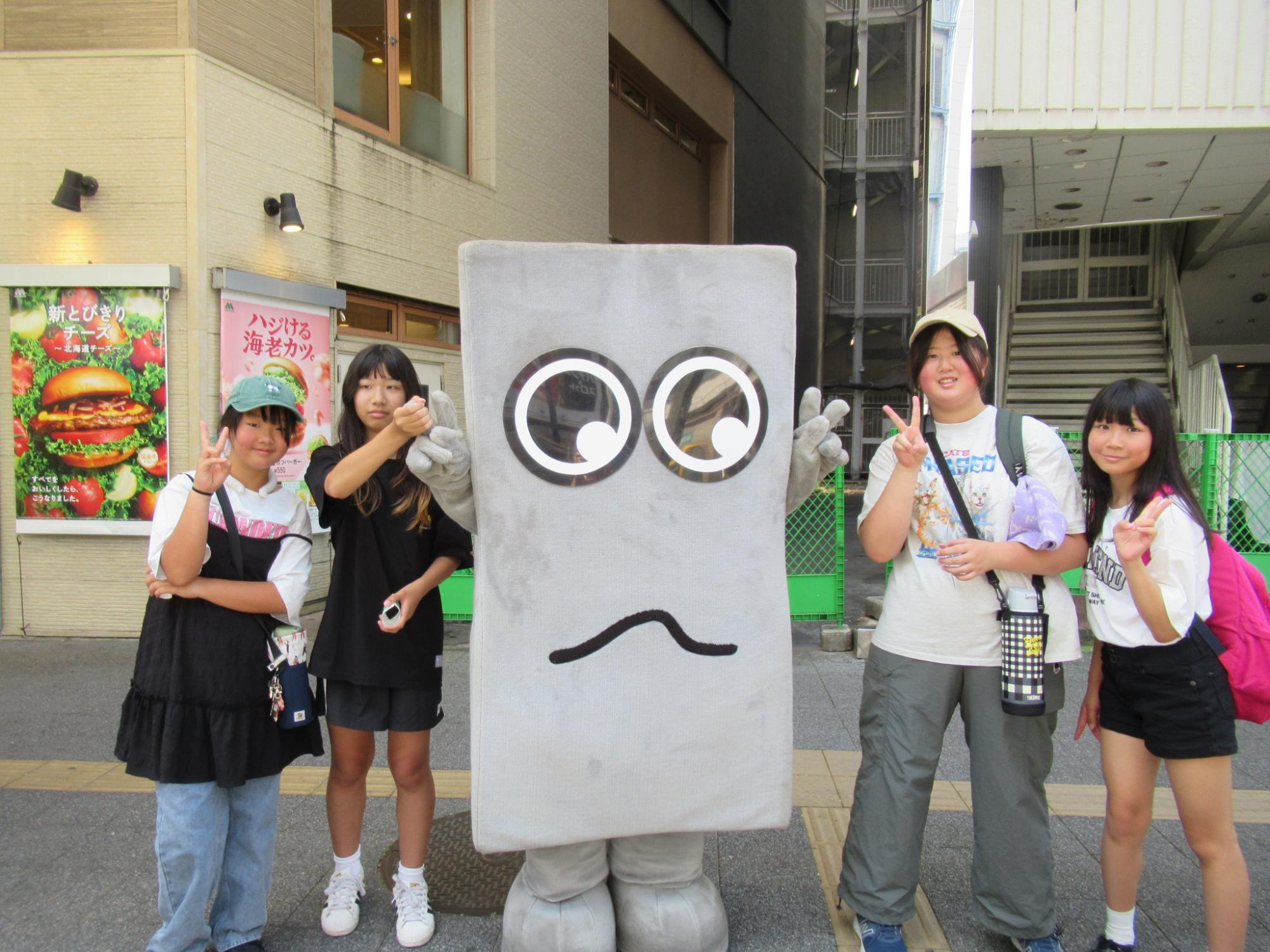 ゆるキャラと一緒にポーズを撮っている様子の写真