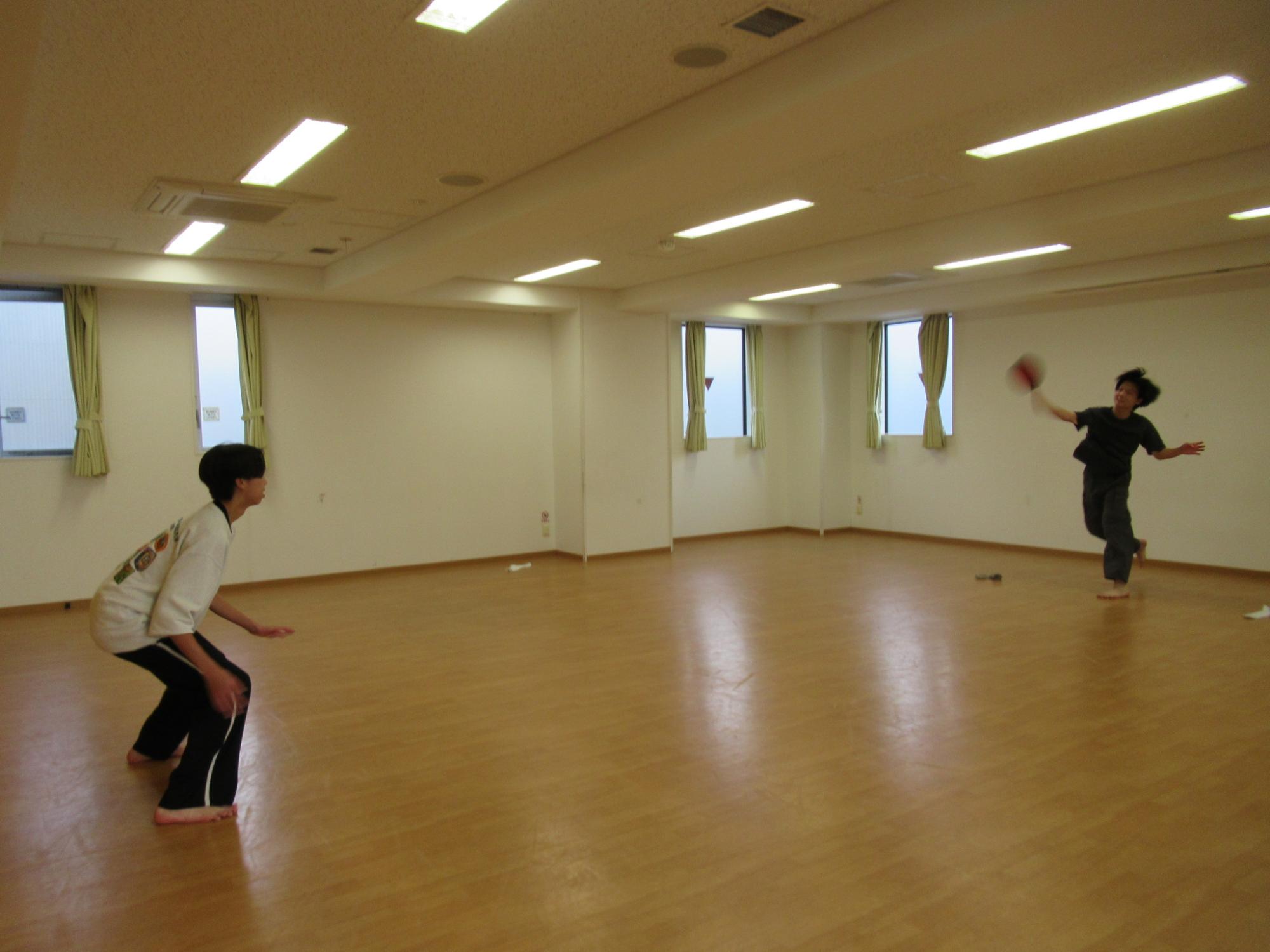 中学生がフリスビーで遊んでいる様子の写真