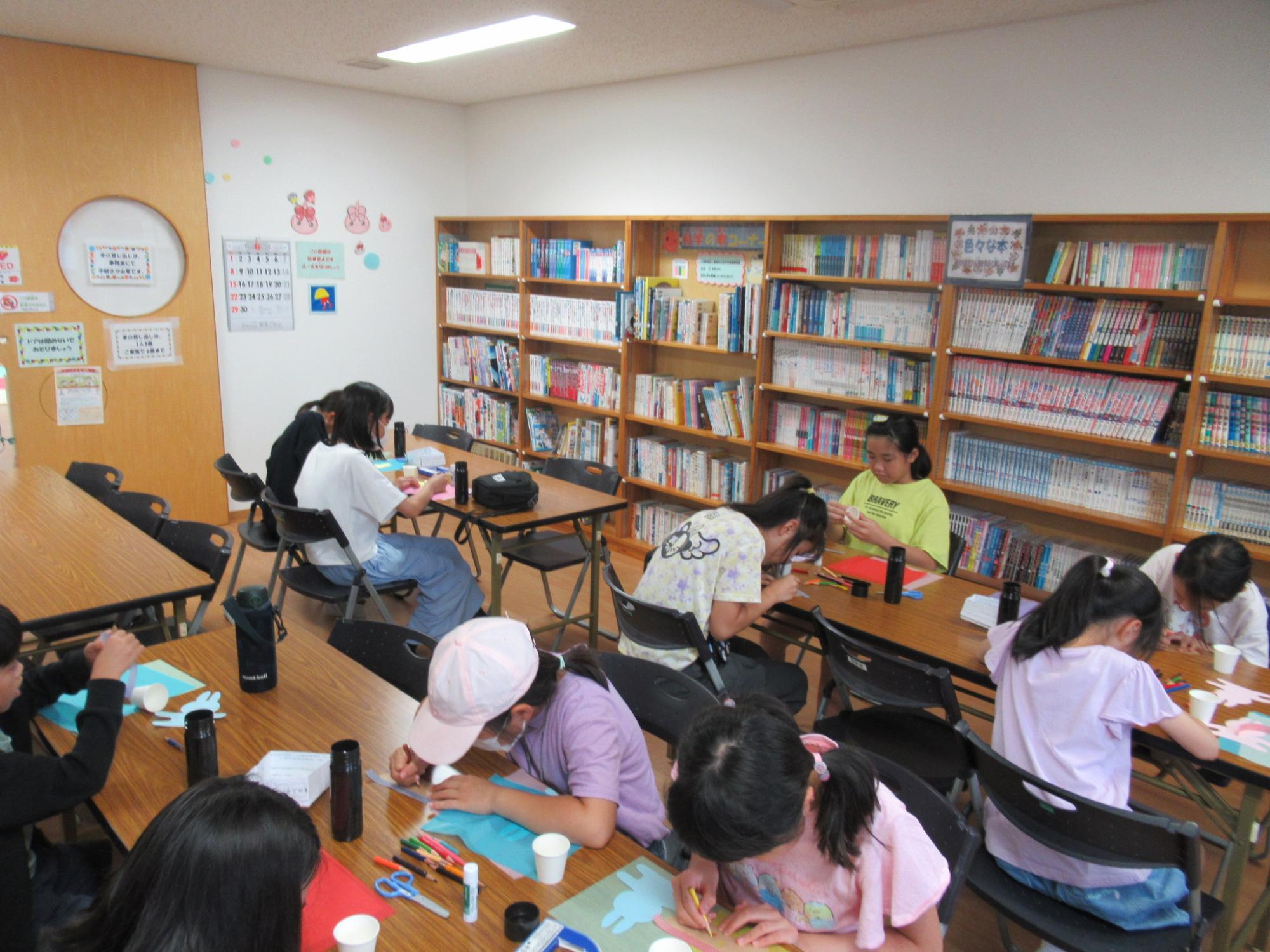 図書室で子どもたちが工作している様子の写真