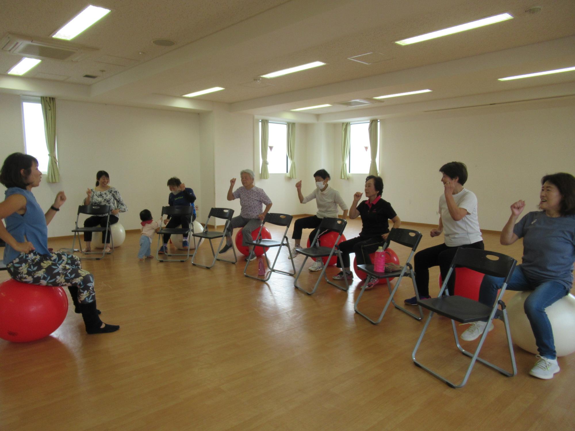 バランスボールで弾みながら足踏みしている様子の写真