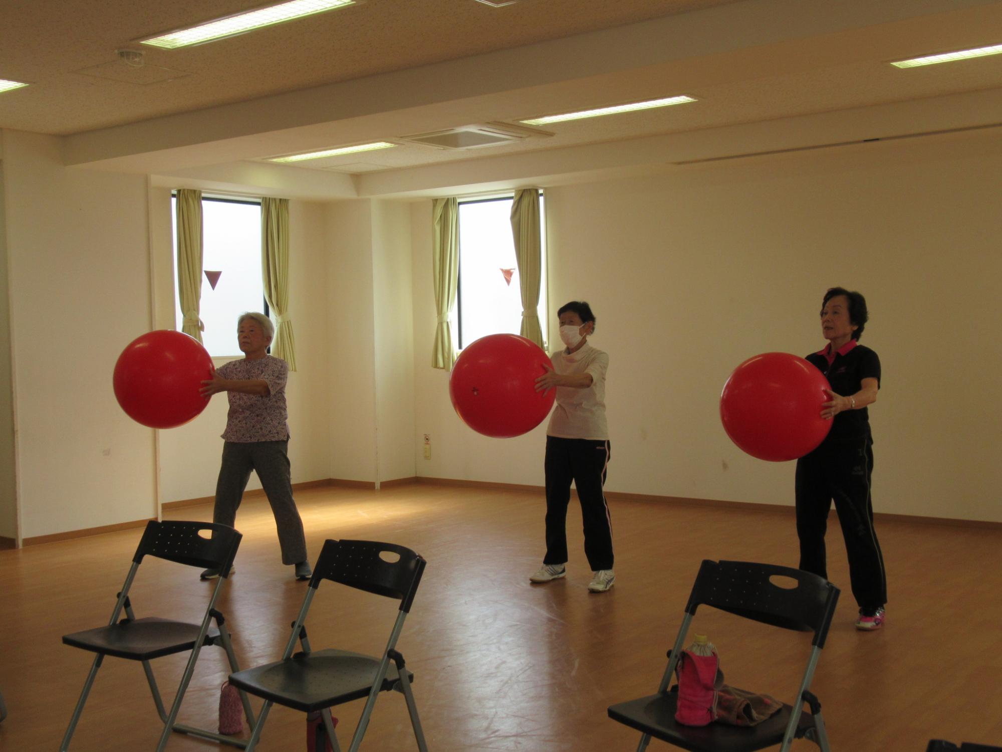 バランスボールを持ち上げている様子の写真