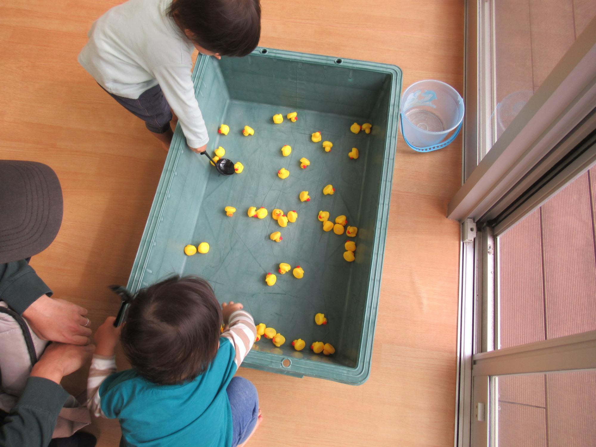 ひよこちゃんお玉リレーに参加している幼児の写真