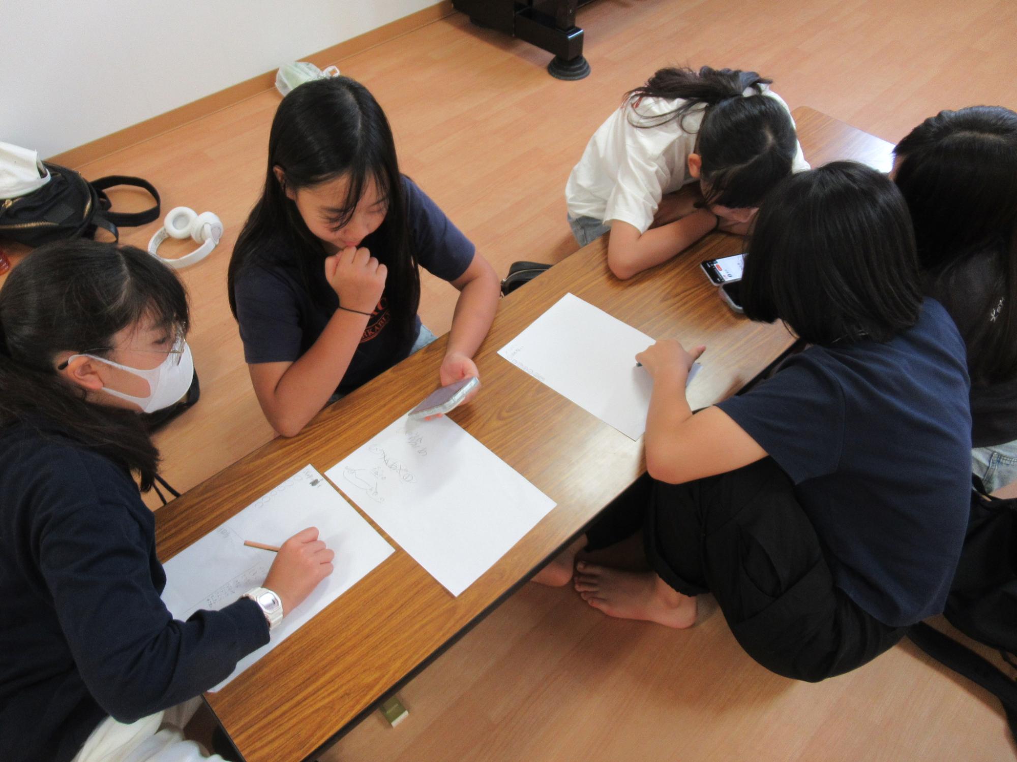 おばけやしきの企画を練る小学生の写真