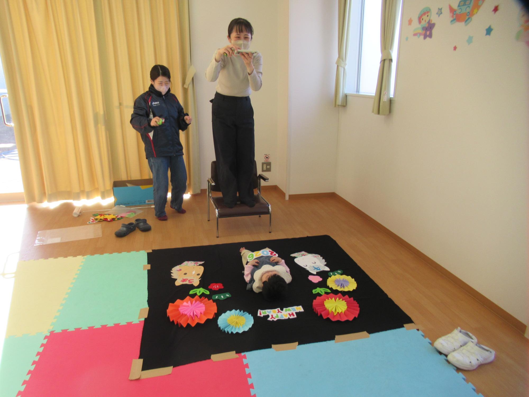 ベイビーナップアートで写真を撮る母親と赤ちゃんの写真