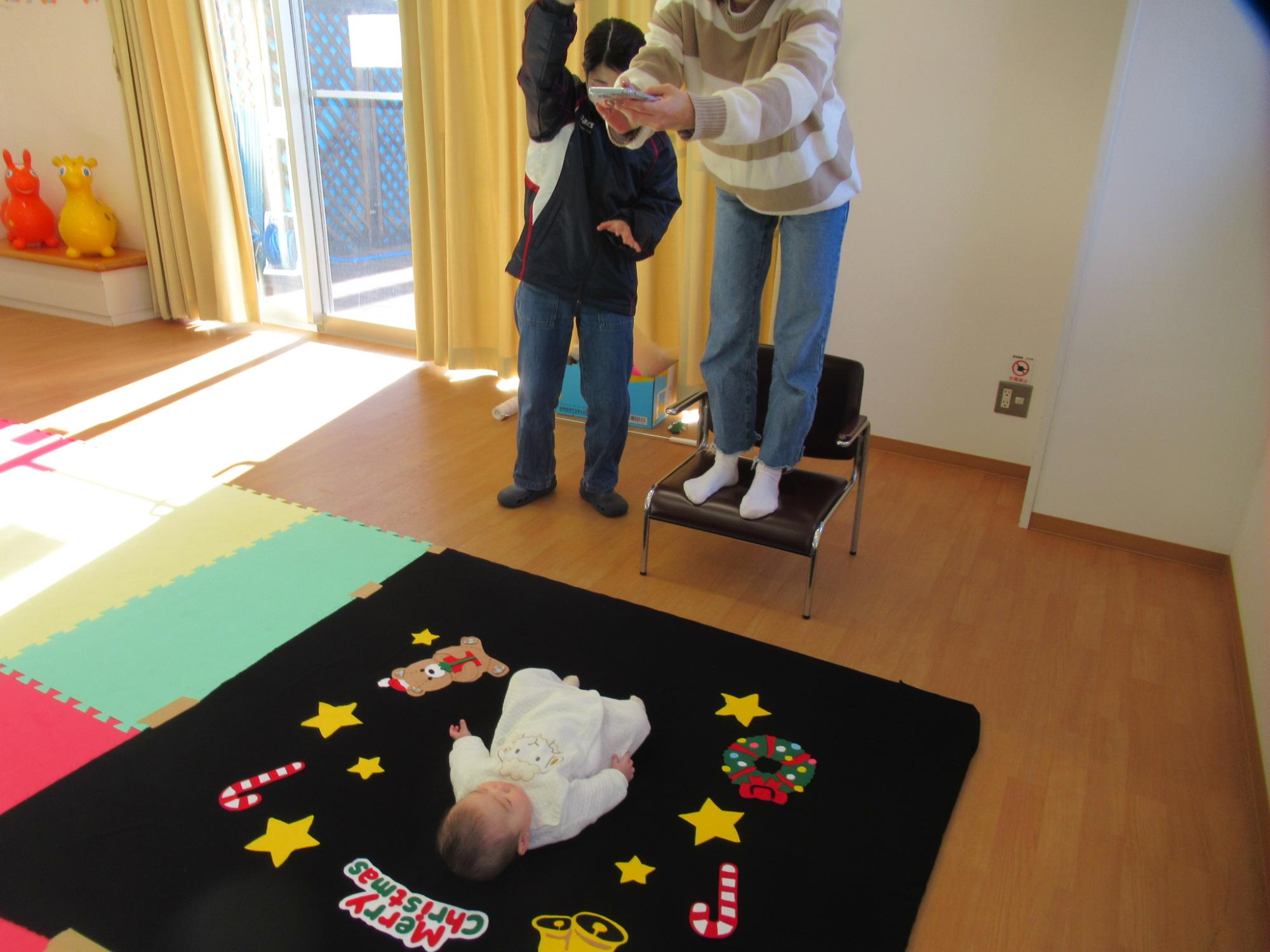 ベイビーナップアートで写真を撮る母親と赤ちゃんの写真