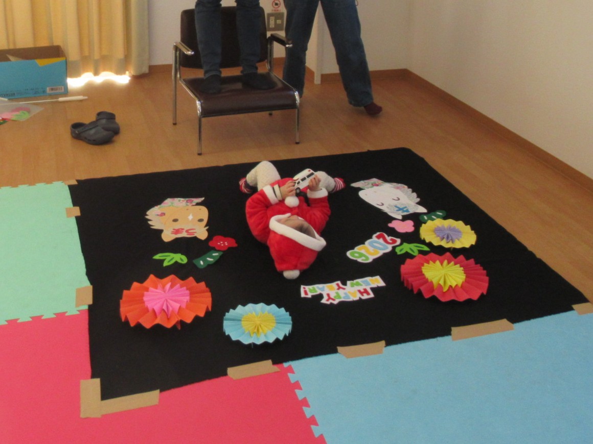 ベイビーナップアートで写真を撮る母親と赤ちゃんの写真