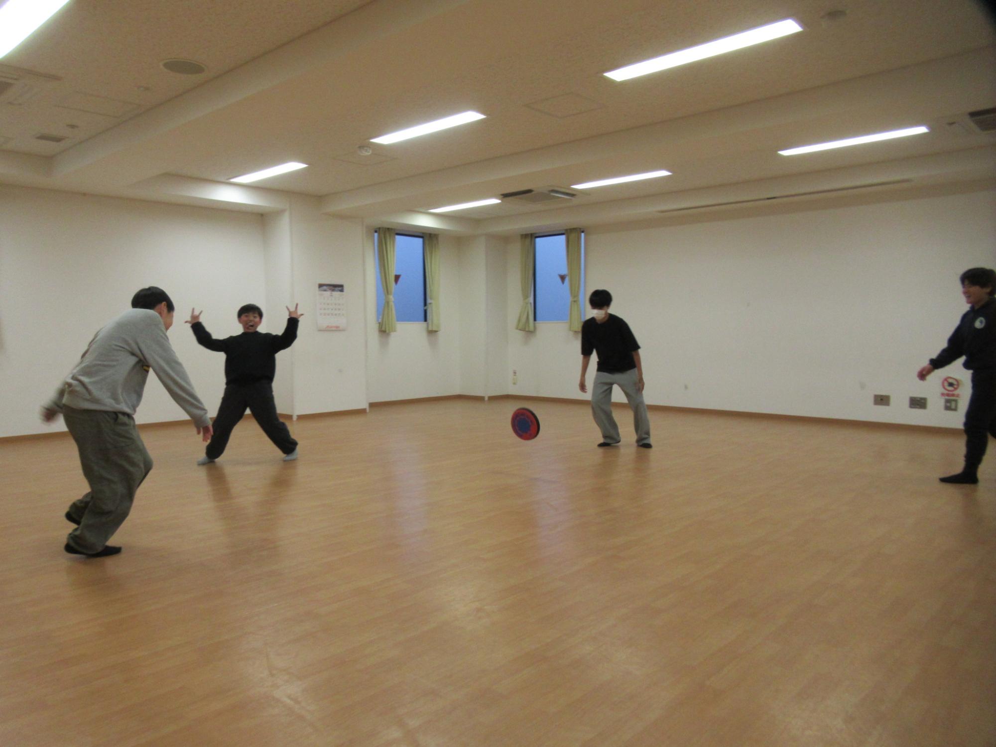 フリスビーを楽しんでいる子どもたちの写真