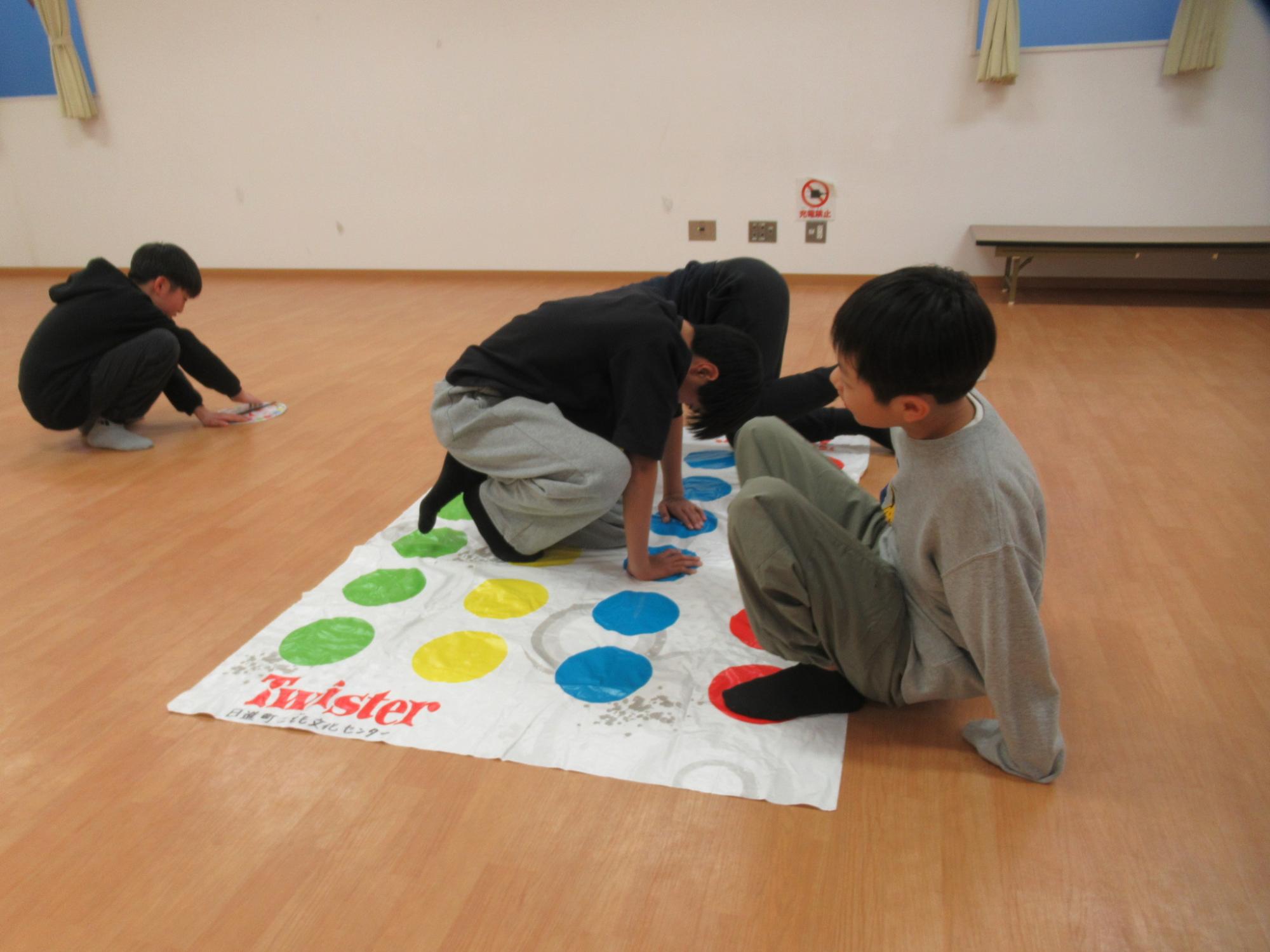 中学生がフリスビーをしている様子の写真