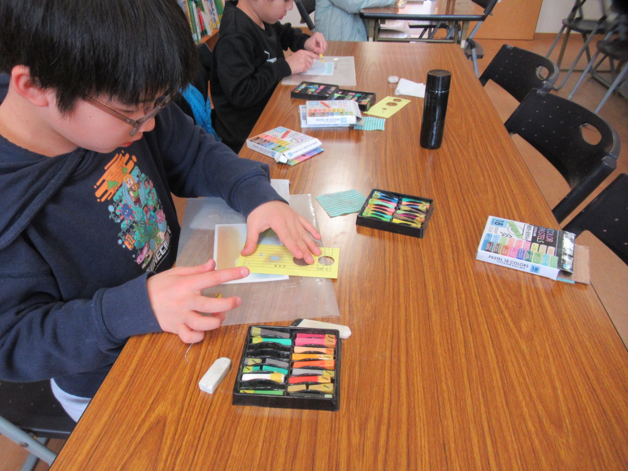 パステルアートを楽しんでいる子どもたちの写真