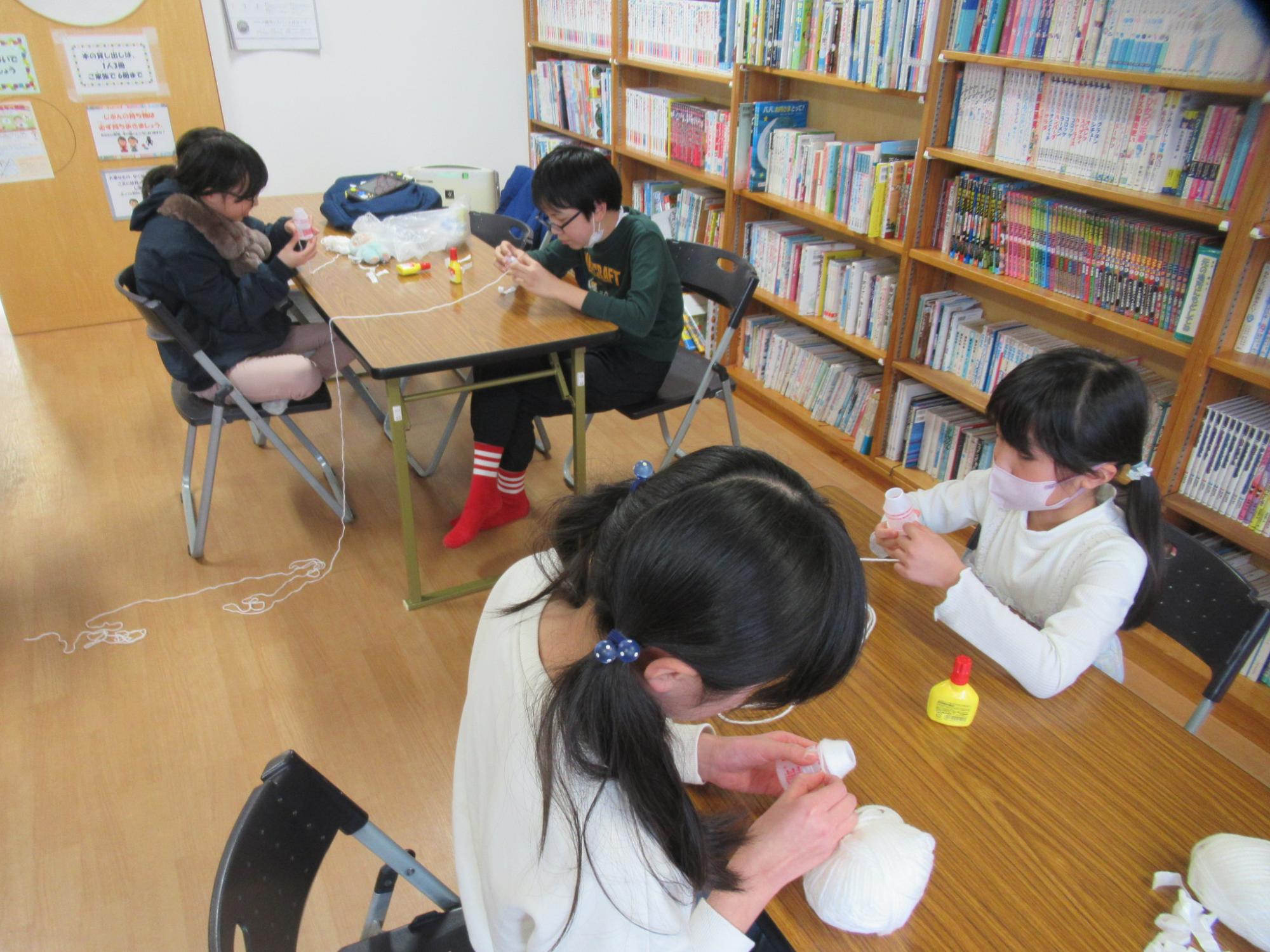 工作に参加している子どもたちの写真