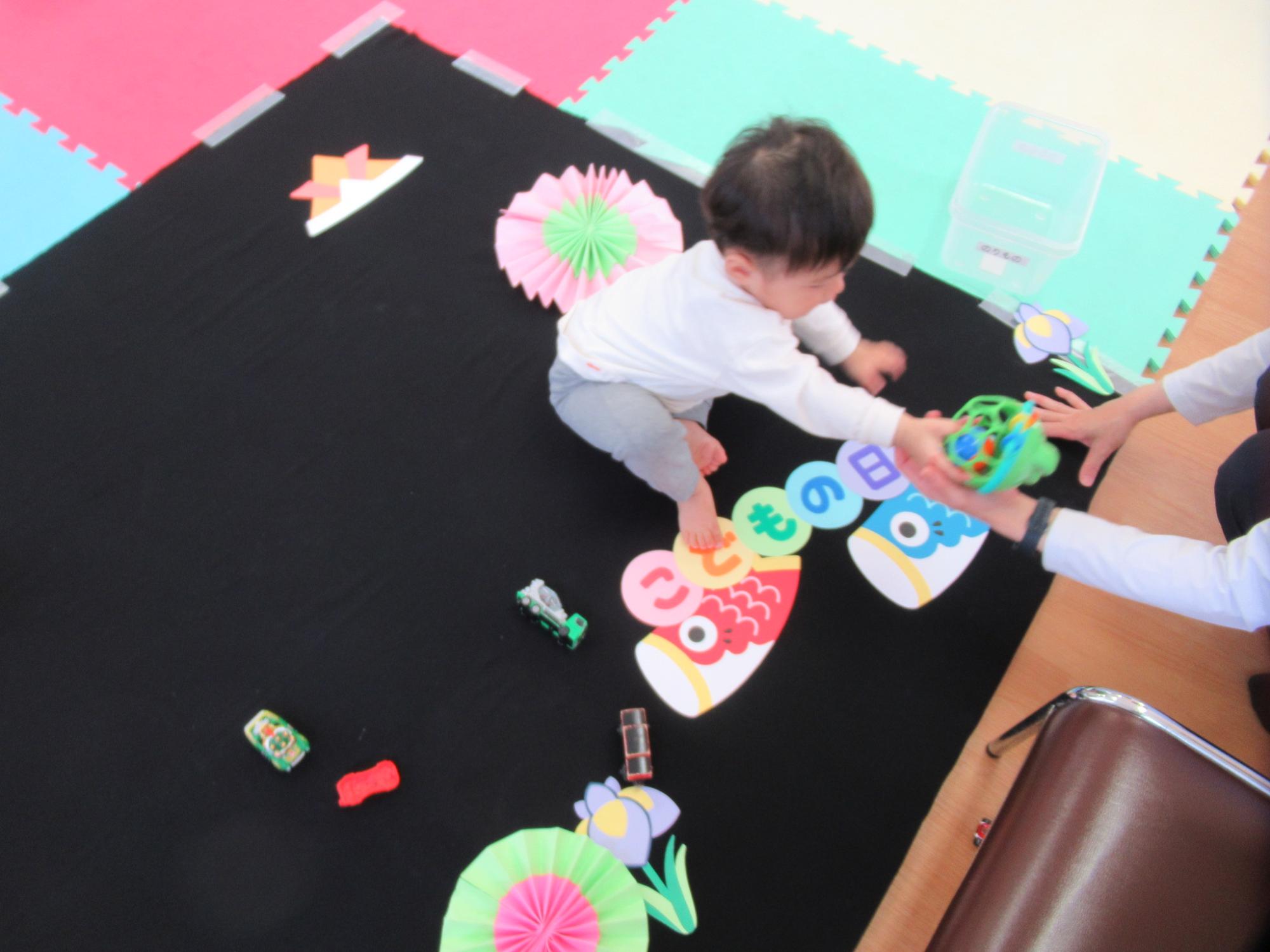 ベイビーナップアートの撮影を頑張る親子の写真