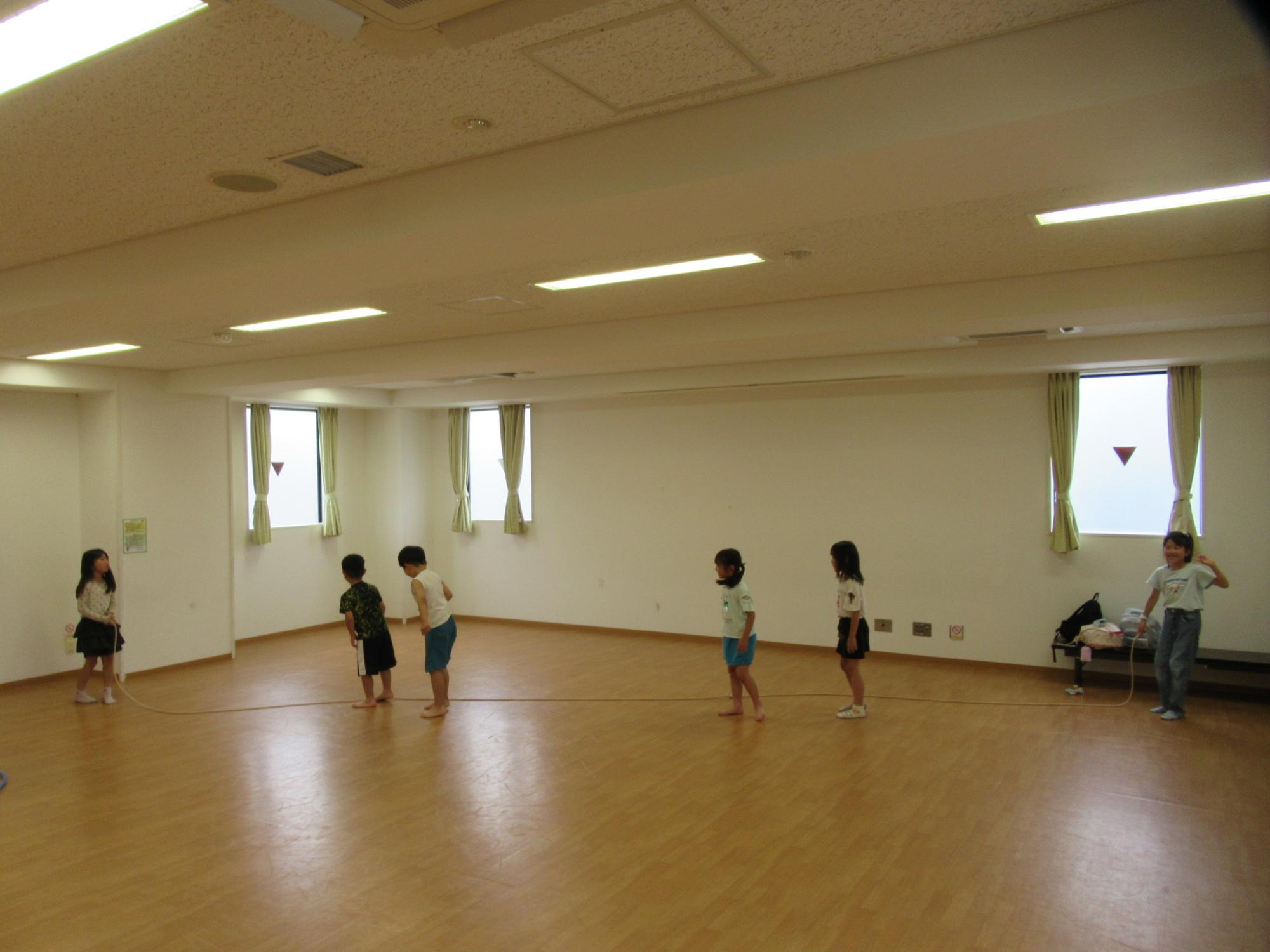 長縄をしている子どもたちの写真