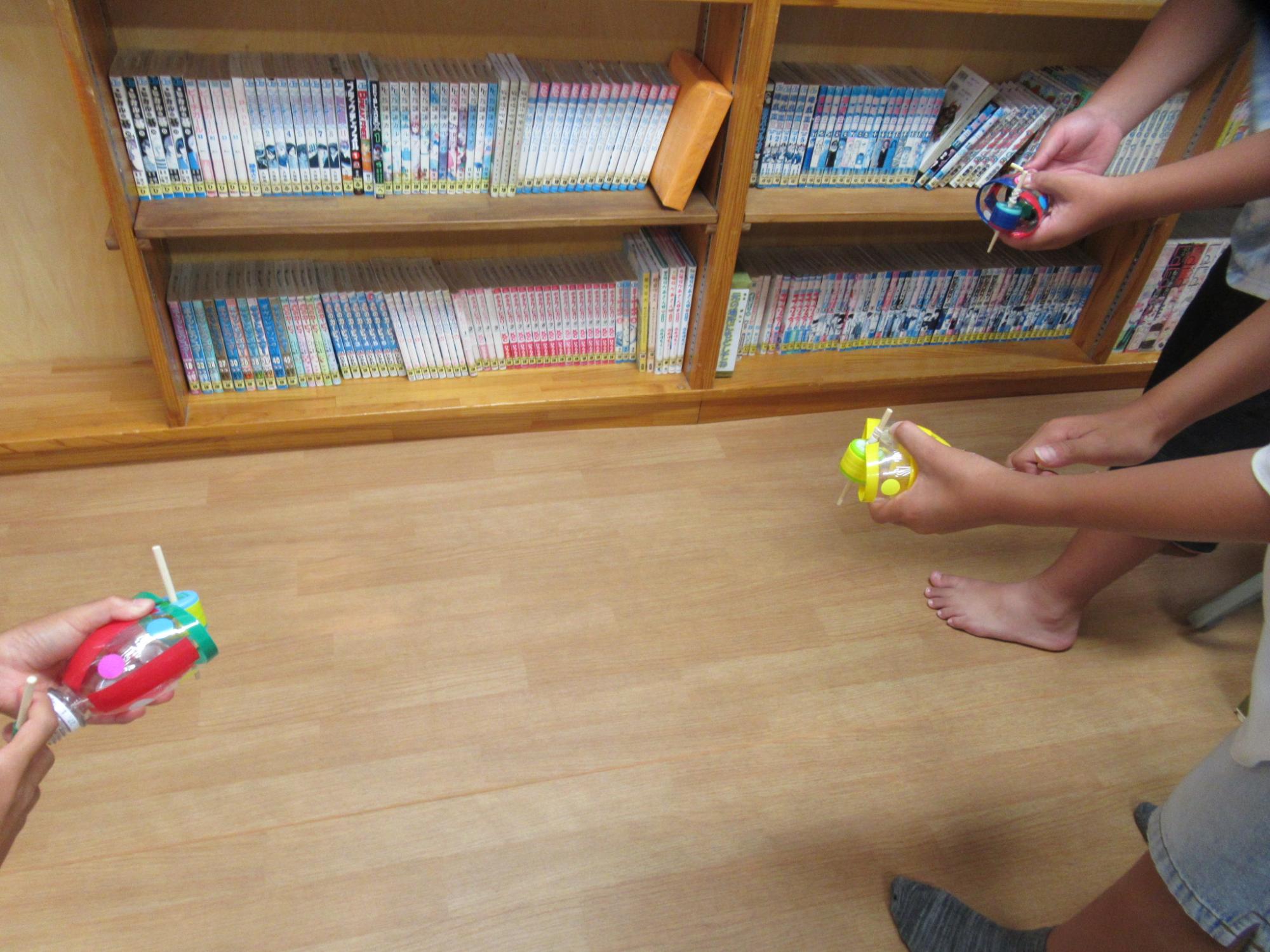 完成したコマでばとるしている子どもたちの写真