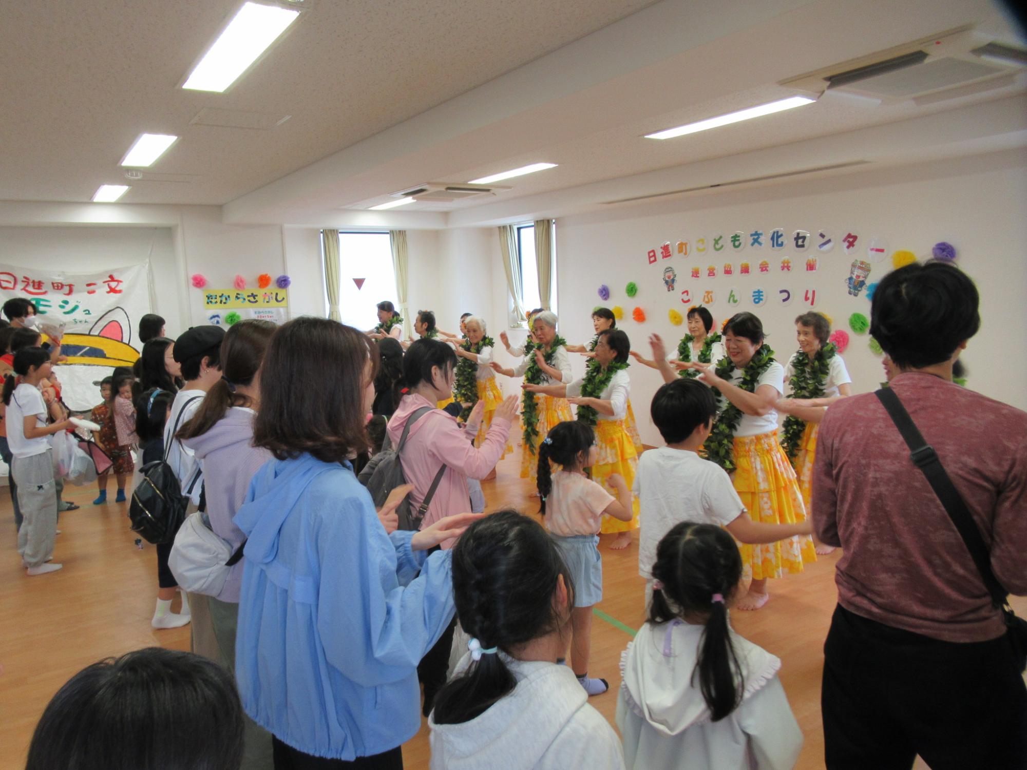 こぶんまつりオープニングフラダンスショー