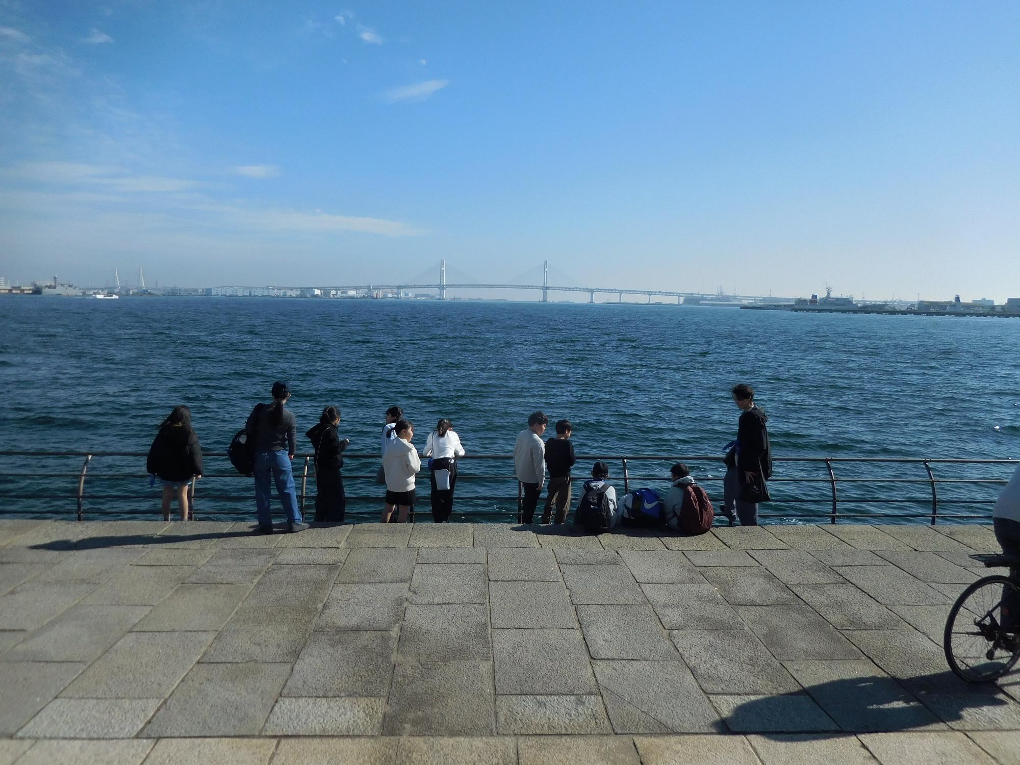 校外活動事業横浜の海で遊ぶ様子
