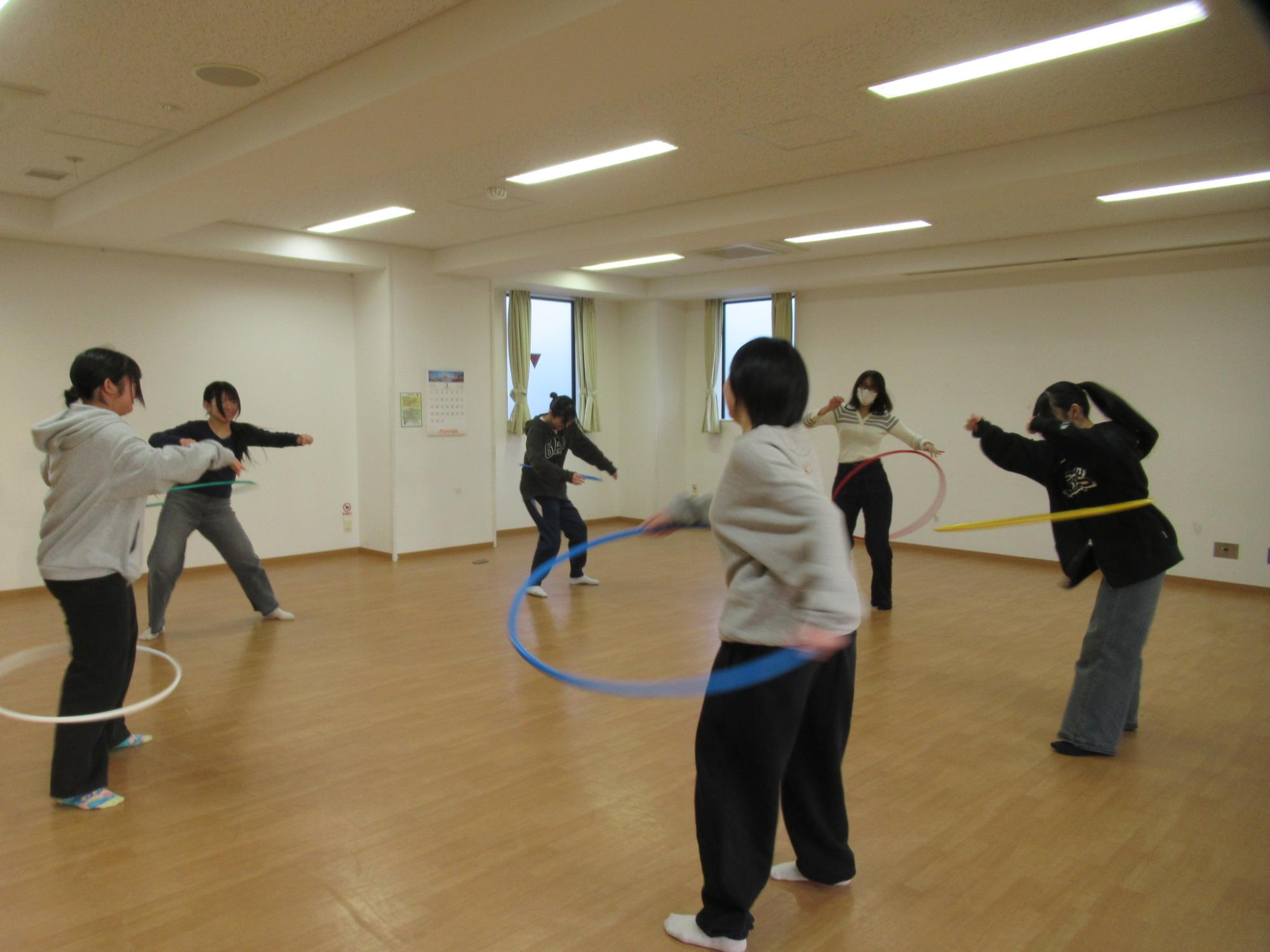 集会室で遊ぼうフラフープ