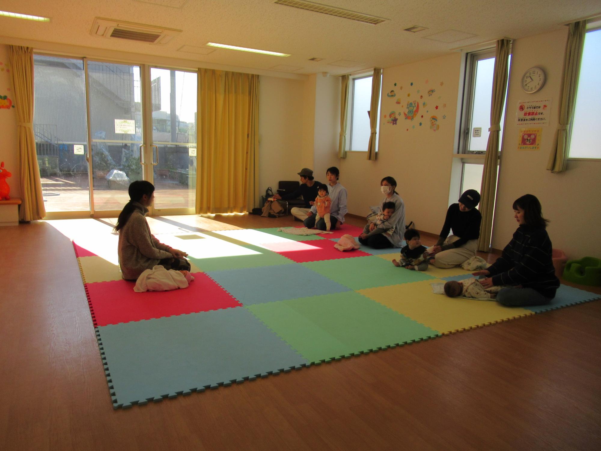 ベビーマッサージ説明と講座の様子