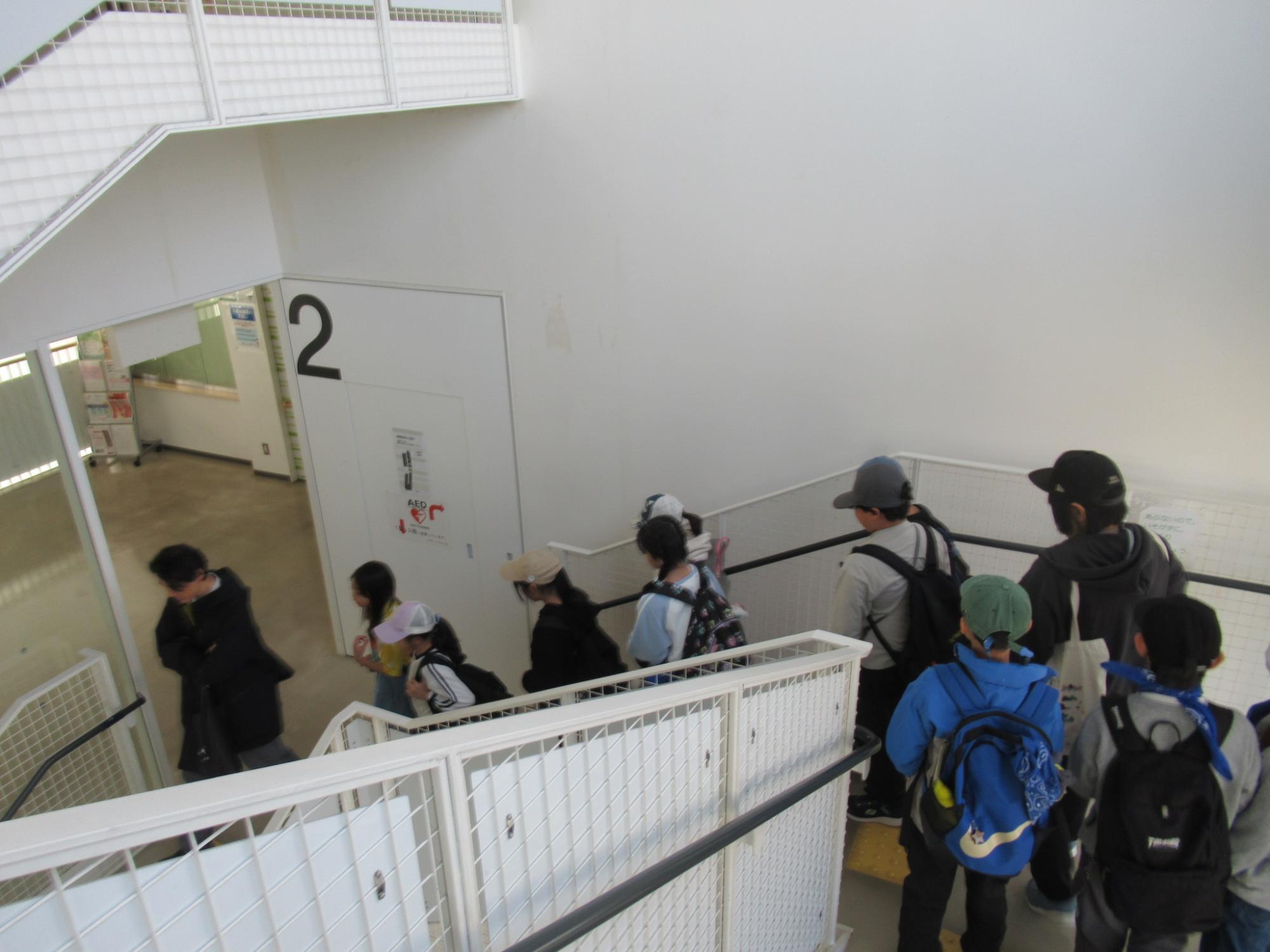 校外活動カップヌードルミュージアムへ出発する様子