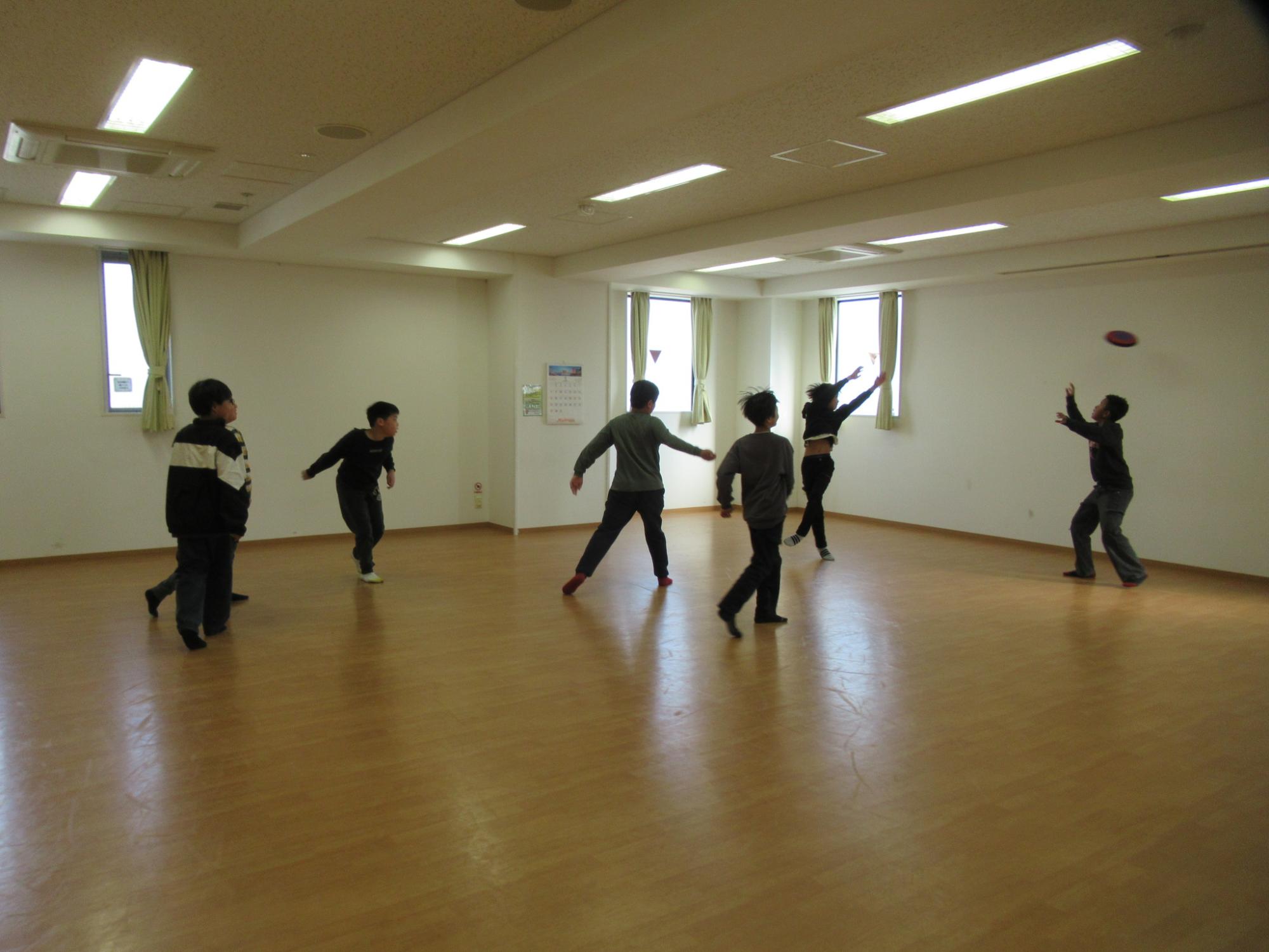 集会室で遊ぼうフリスビー