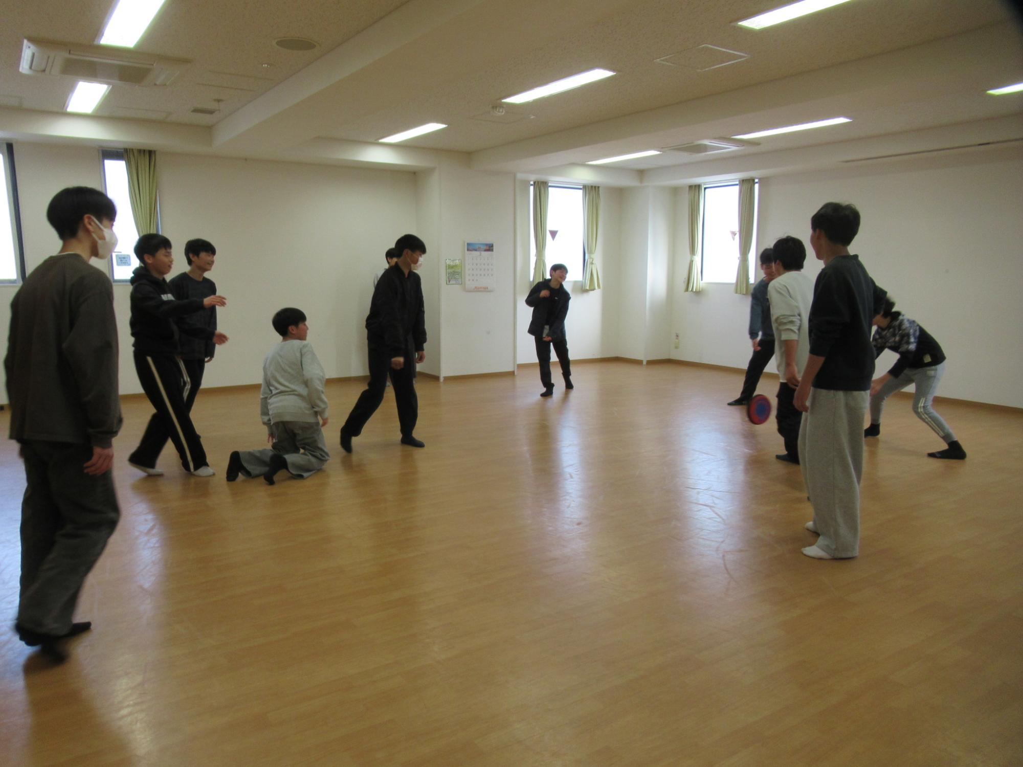 集会室で遊ぼうフリスビー