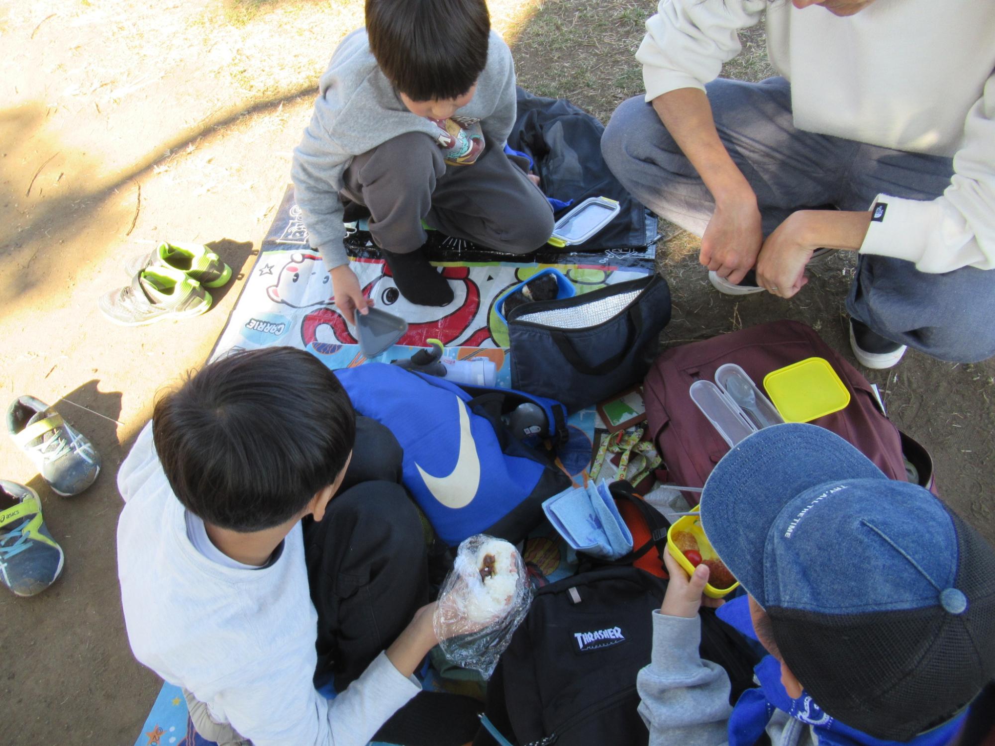 校外活動事業昼食の様子