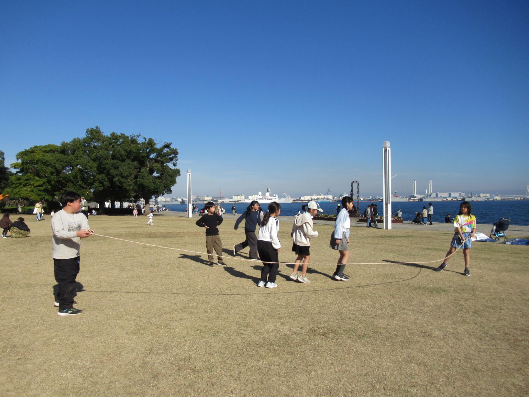 校外活動事業臨港パークで遊ぶ様子