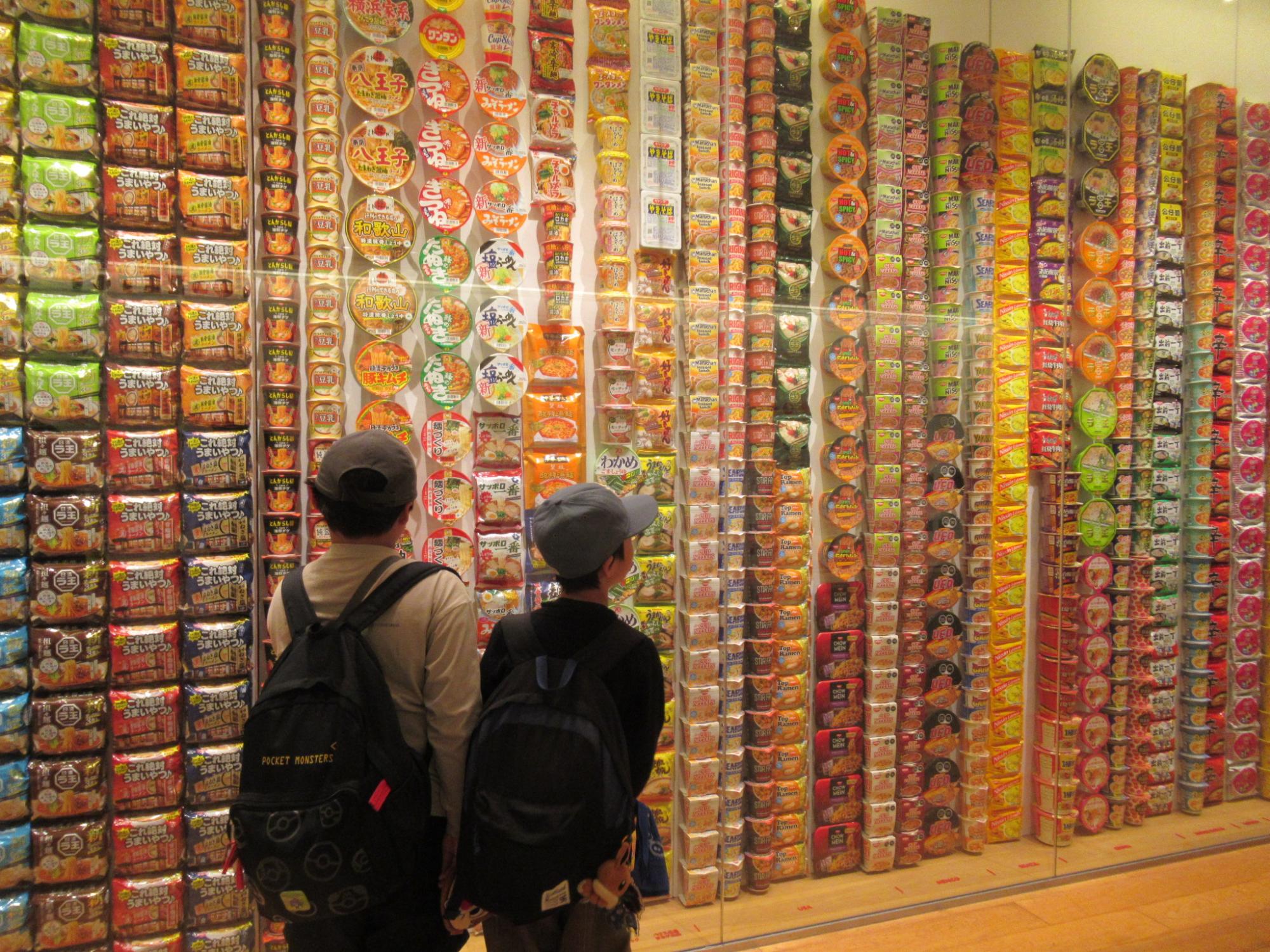 校外活動事業カップヌードルミュージアム展示物を見学