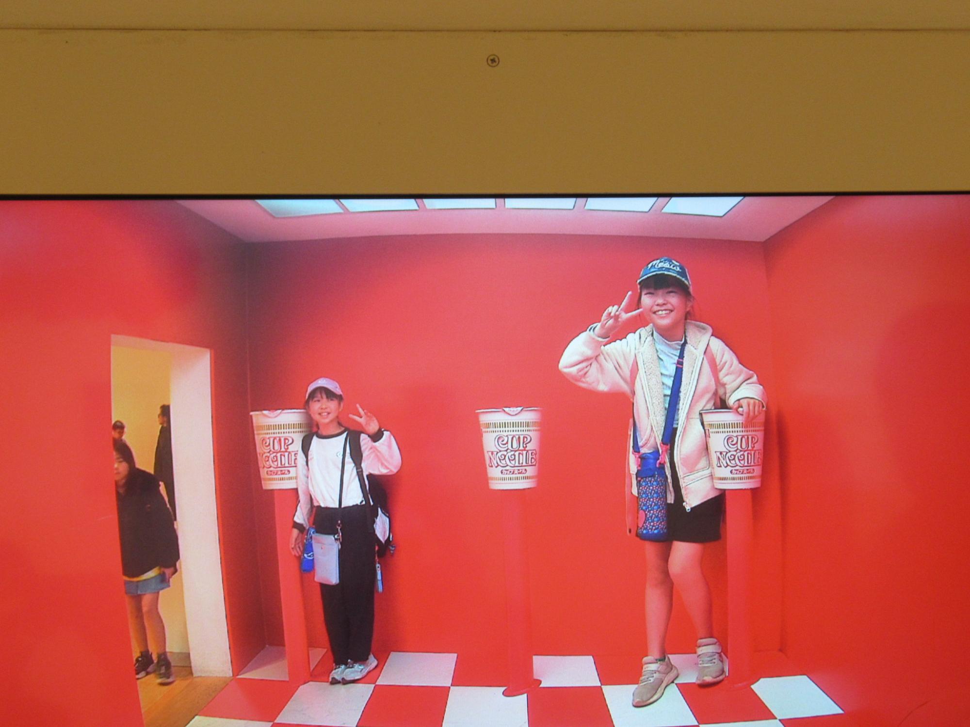 校外活動事業展示物を見学