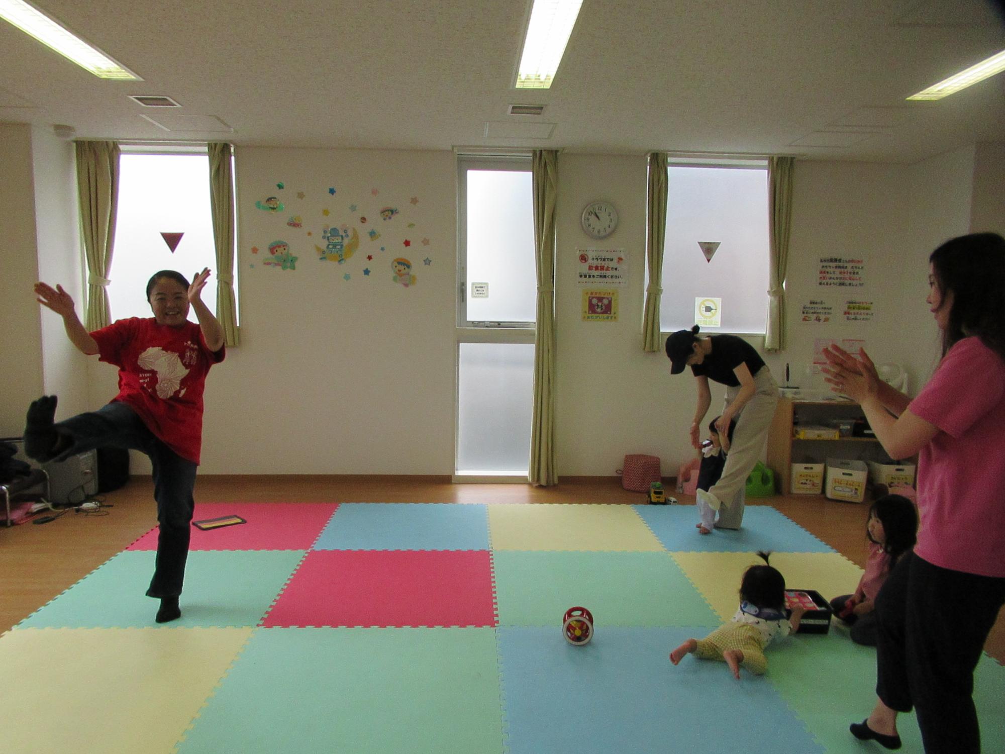 世界のことばで遊ぼう全員でダンス