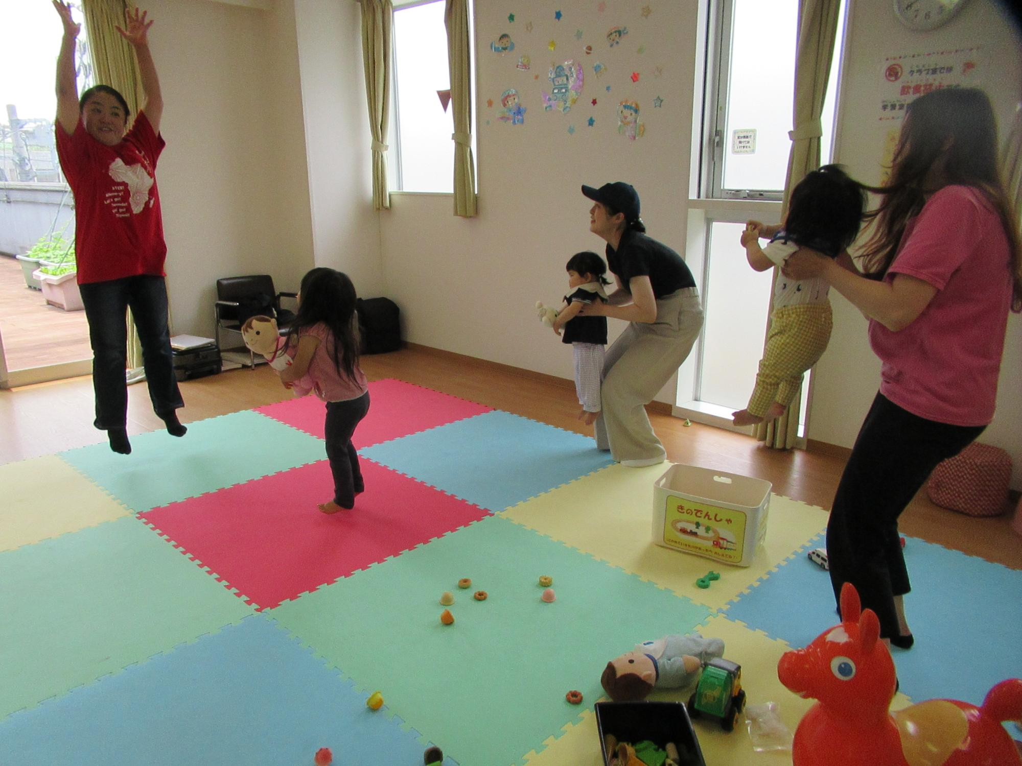 世界のことばで遊ぼう全員でダンス