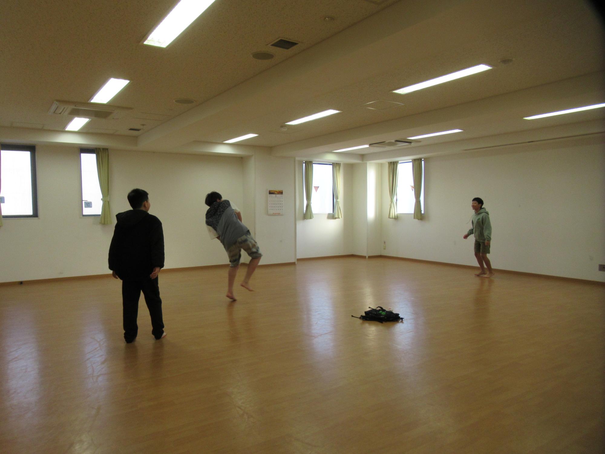 集会室で遊ぼうフリスビー