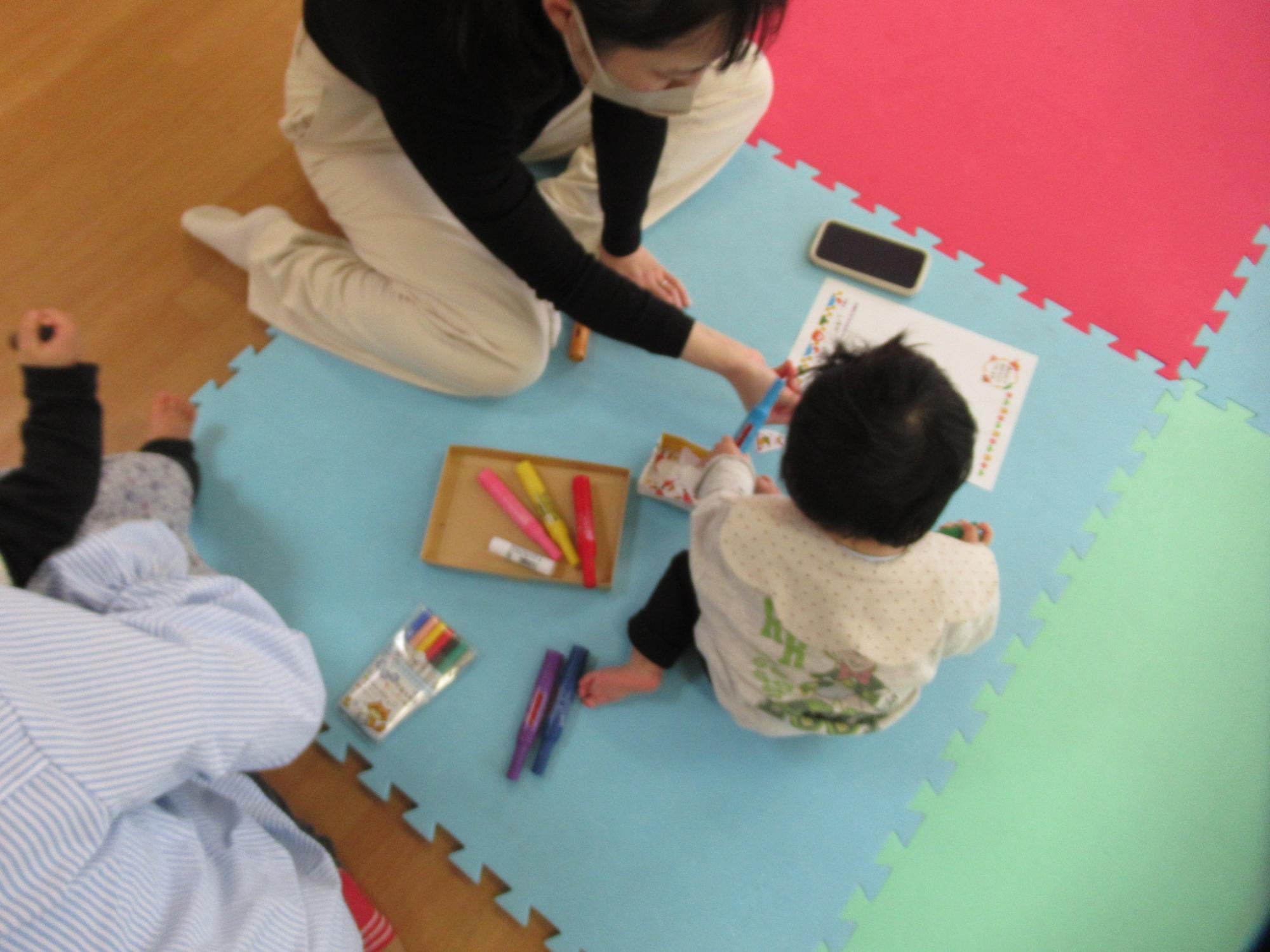 いちごぐみ足形スタンプ作業の様子