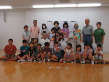 ボッチャに参加した地域の皆さんと子供たちの集合写真