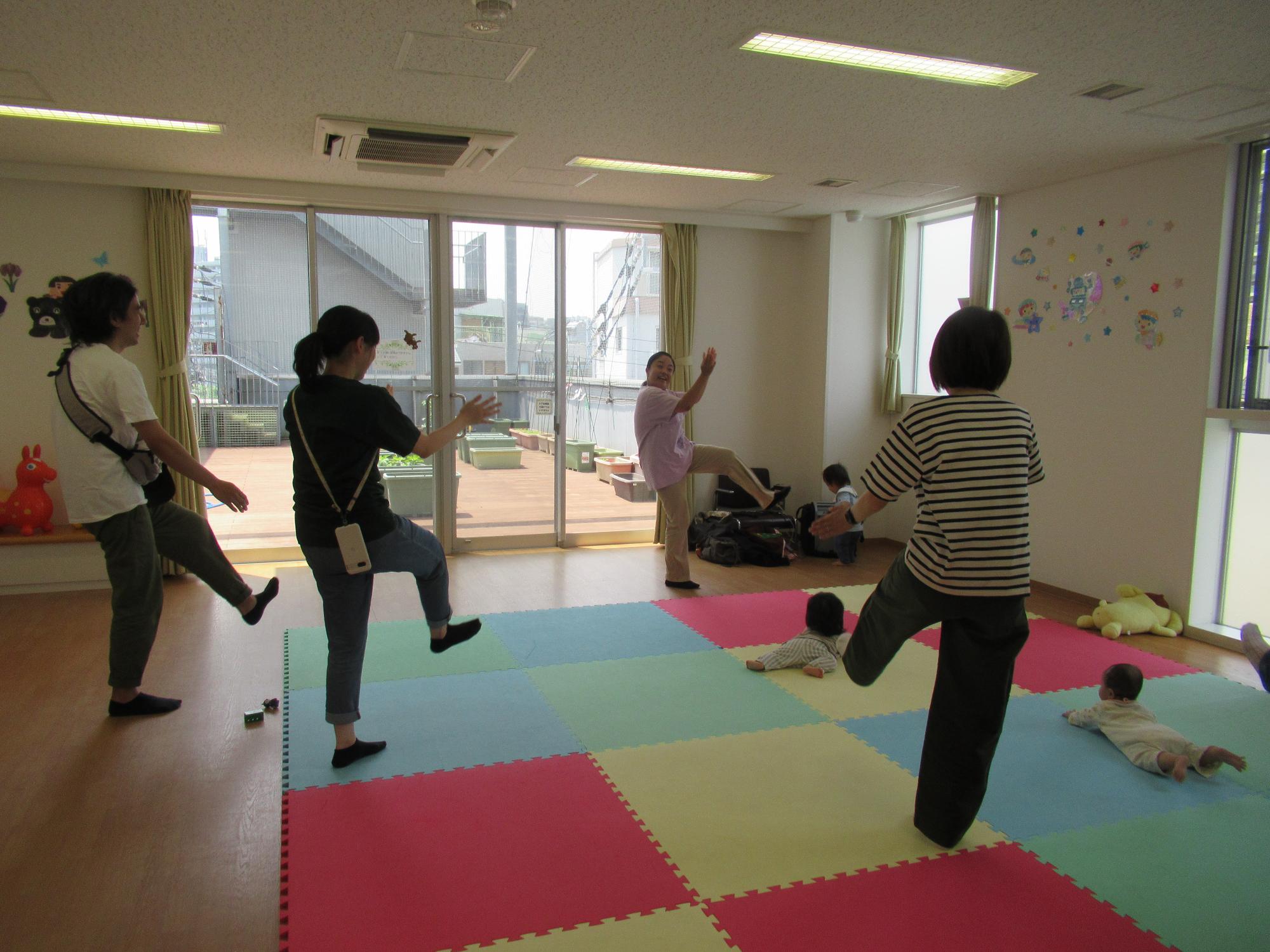 世界のことばで遊ぼう全員でダンスの様子