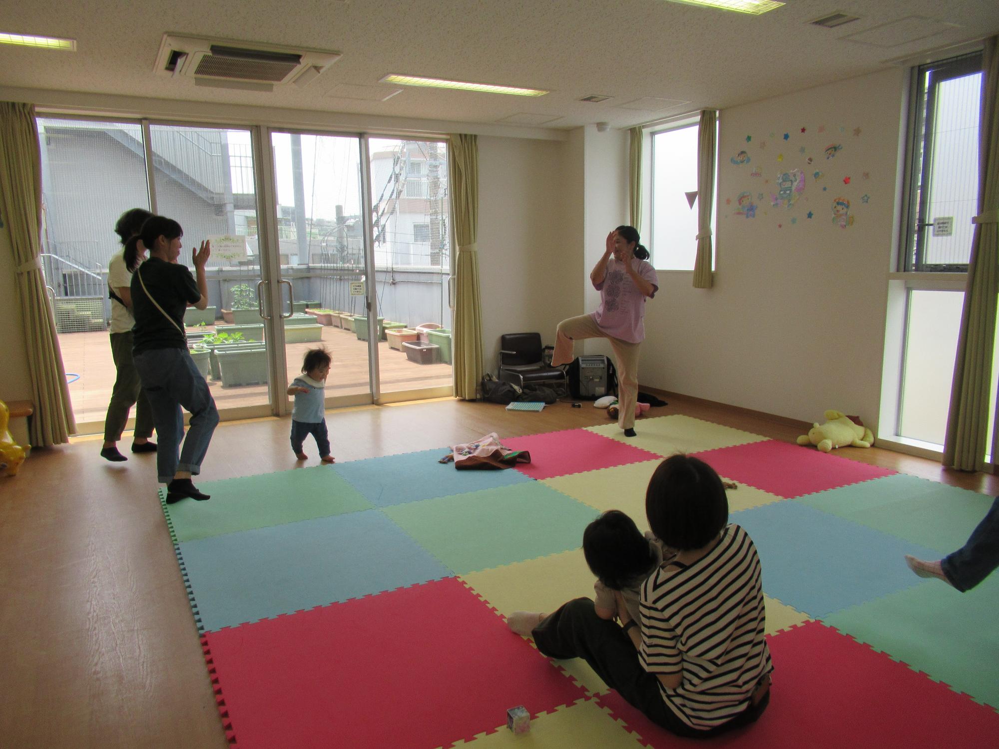 世界のことばで遊ぼう全員でダンスの様子
