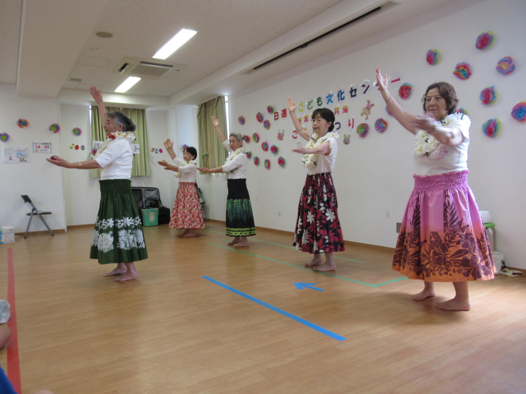 こぶんまつり利用団体プルメリアによるフラダンスショー