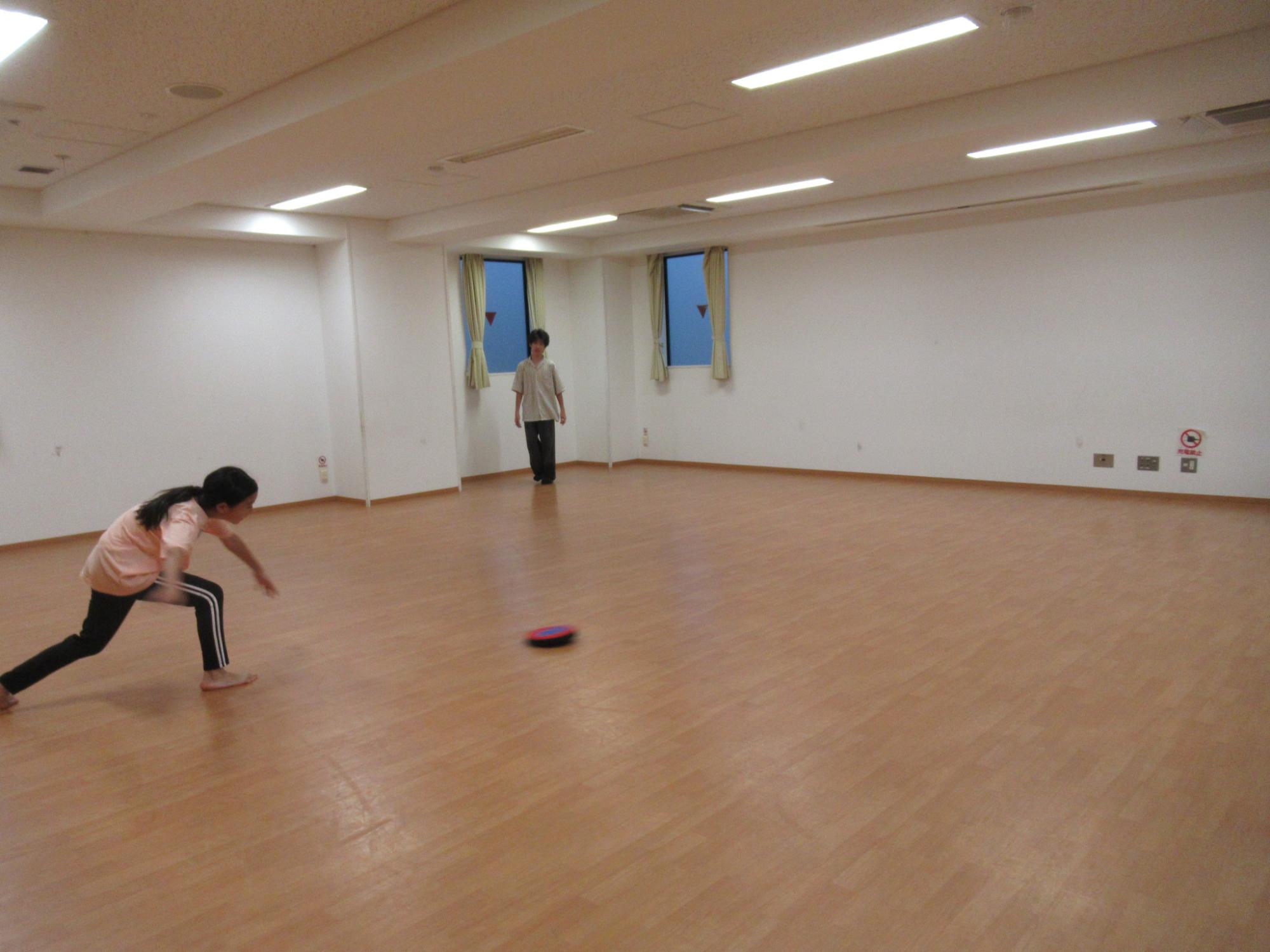 集会室で遊ぼうフリスビー