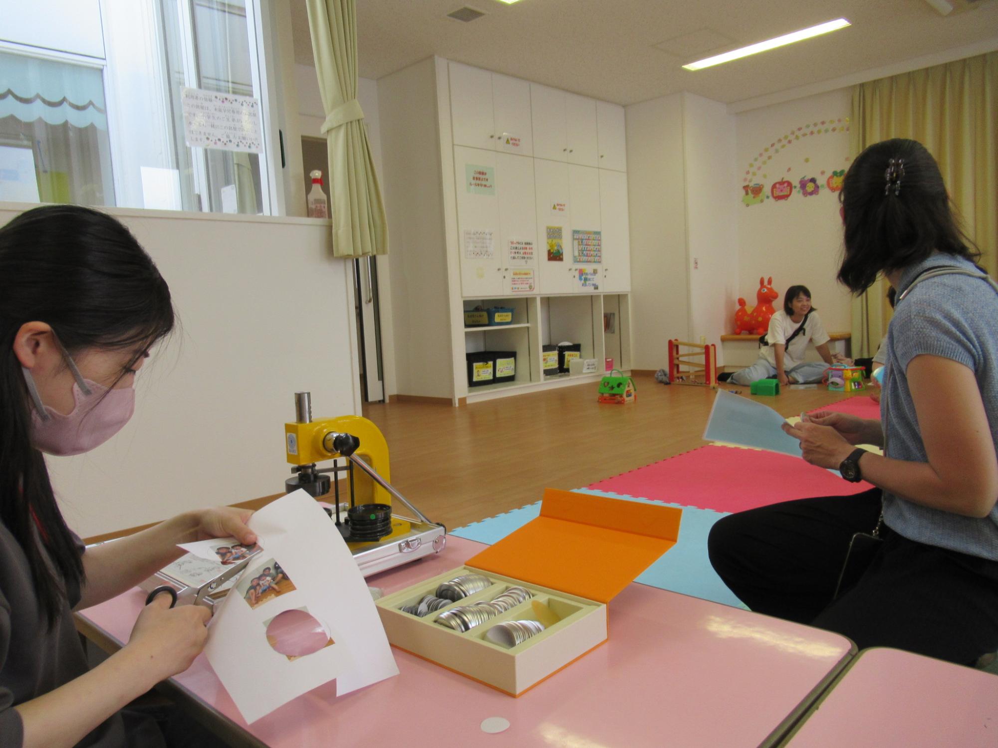 いちごぐみバッジ作り