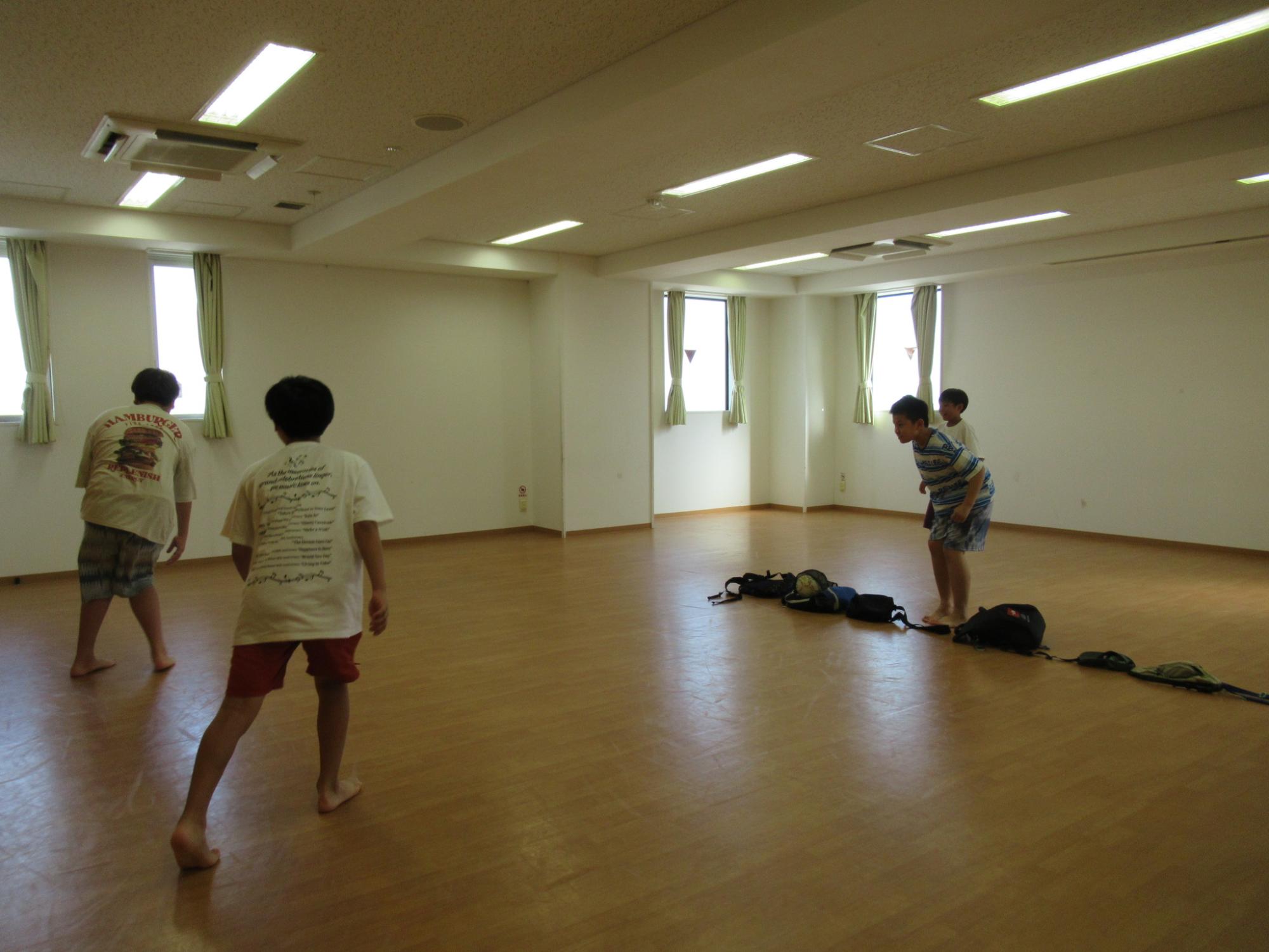 集会室で遊ぼうドッジビー