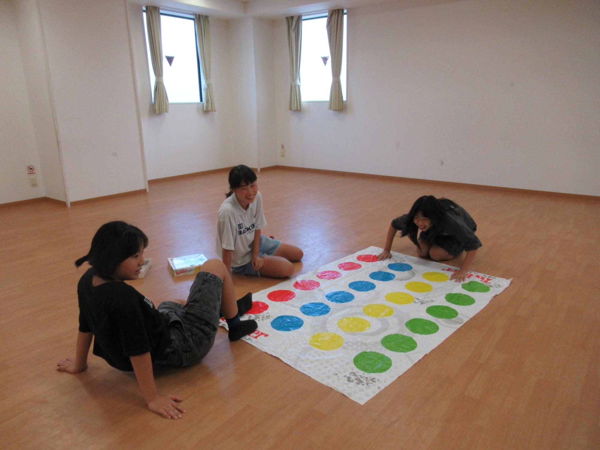 集会室で遊ぼうツイスター