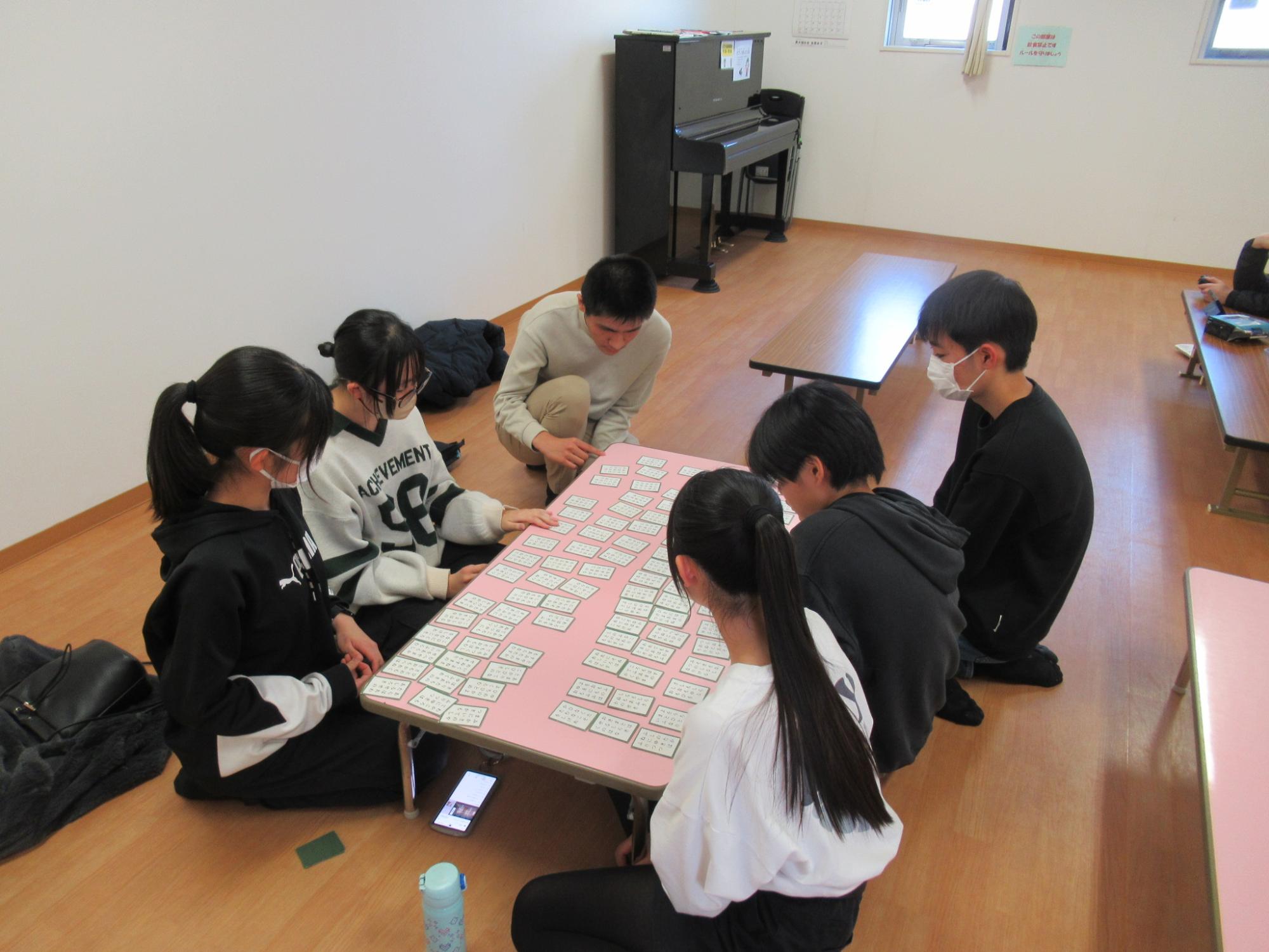 中学生が百人一首をしている写真