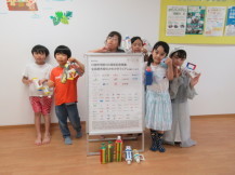 自分の作品を持った子供たちが記念撮影している写真