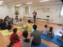 説明をしてくれる講師の話を真剣に聞いている親子たちの写真